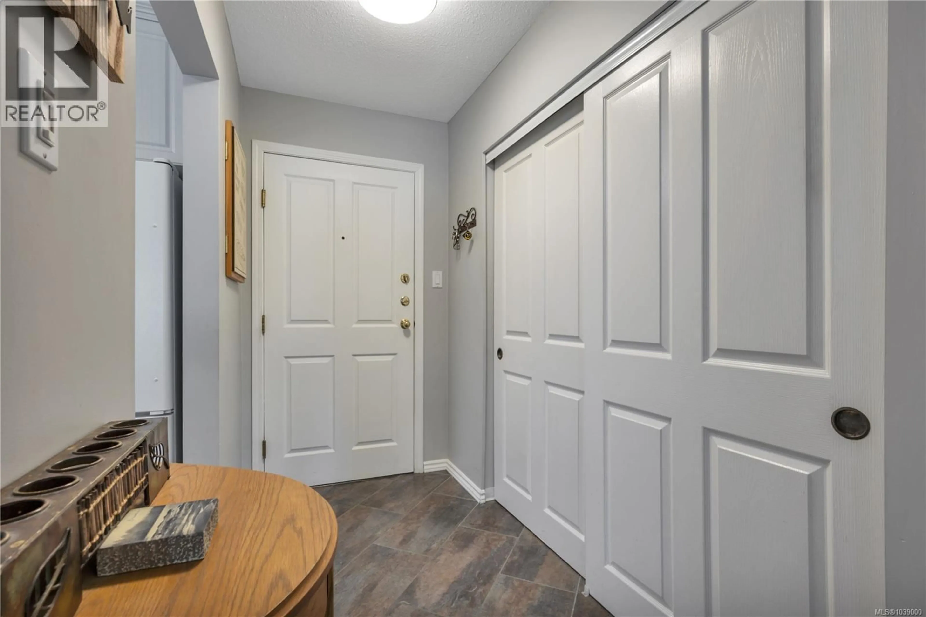 Indoor entryway for 204 - 770 POPLAR STREET, Nanaimo British Columbia V9S2H6