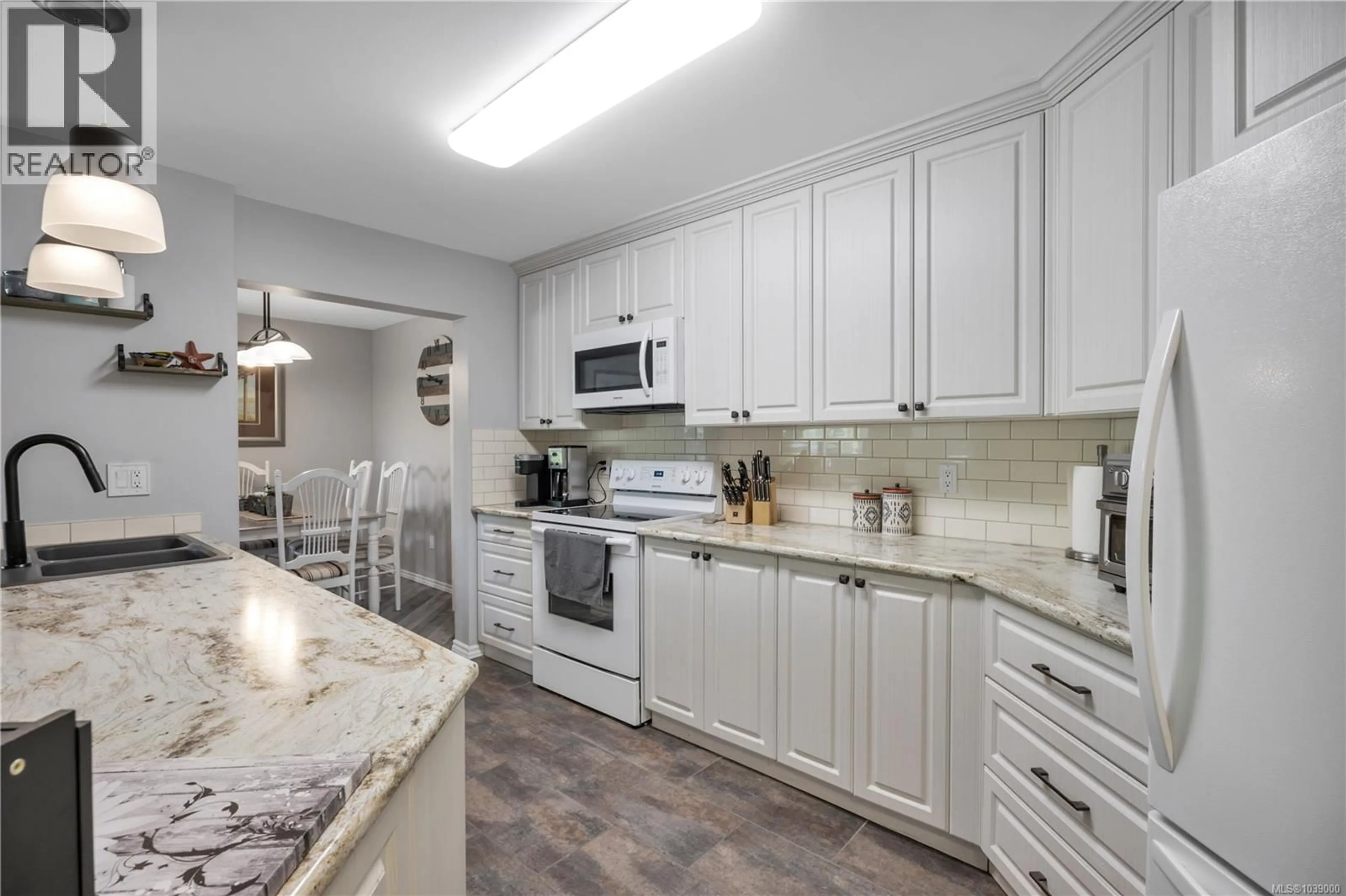 Unknown for 204 - 770 POPLAR STREET, Nanaimo British Columbia V9S2H6