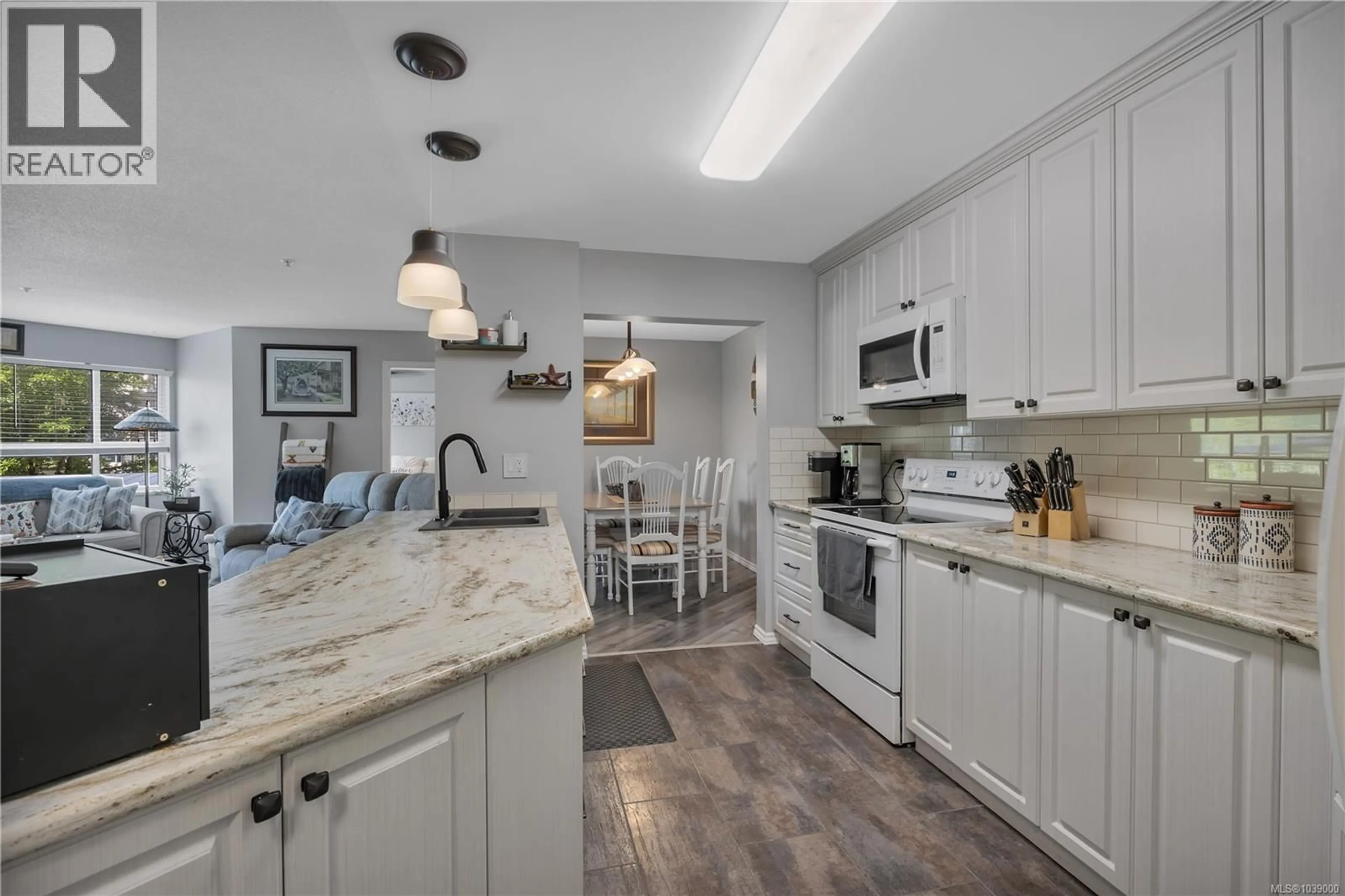 Open concept kitchen, ceramic/tile floor for 204 - 770 POPLAR STREET, Nanaimo British Columbia V9S2H6