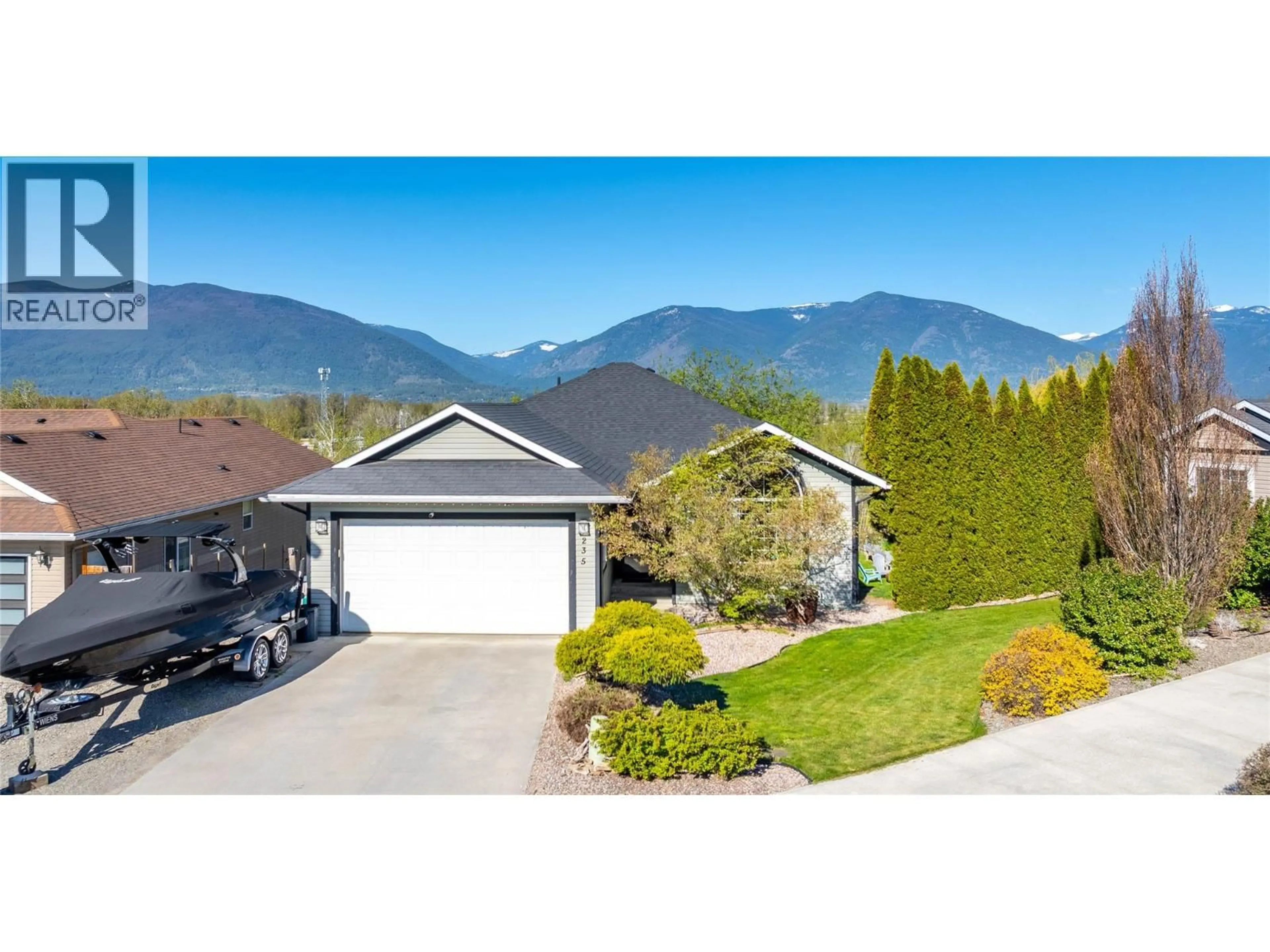 A pic from outside/outdoor area/front of a property/back of a property/a pic from drone, mountain view for 235 3RD AVENUE SOUTH, Creston British Columbia V0B1G3
