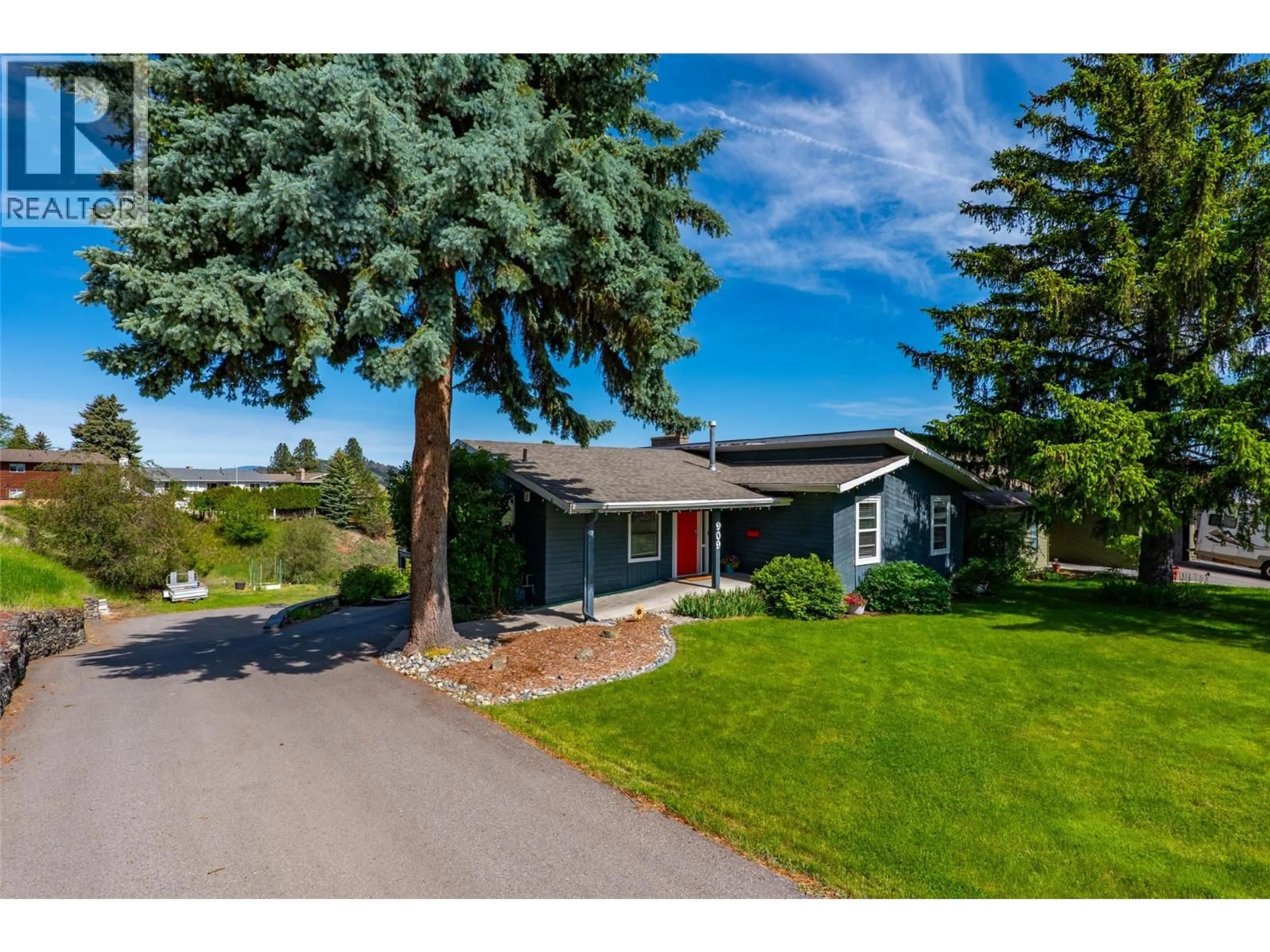 A pic from outside/outdoor area/front of a property/back of a property/a pic from drone, street for 909 FLEMING CIRCLE, Kamloops British Columbia V1S1B5