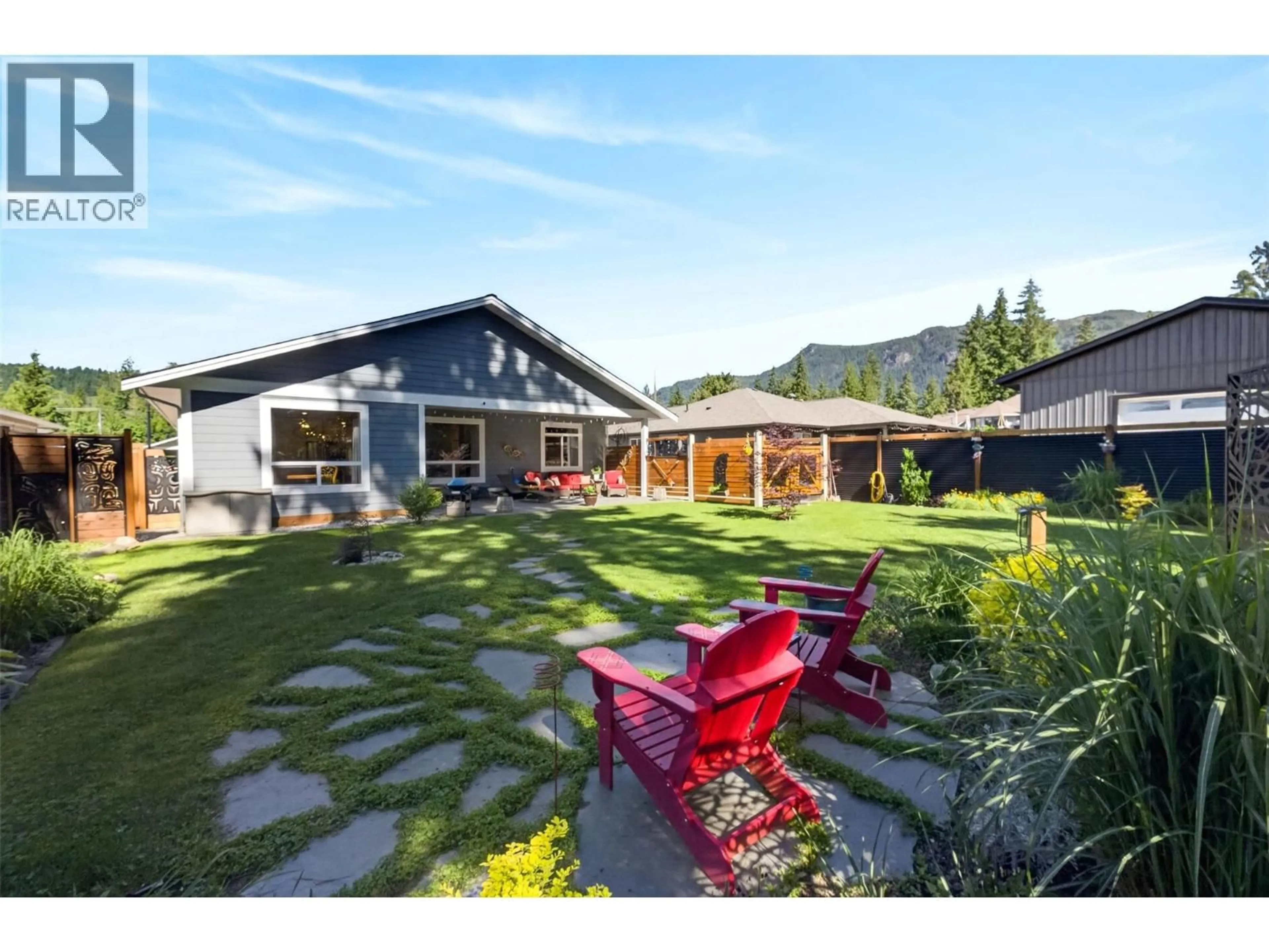Patio, mountain view for 1015 HEMLOCK CRESCENT NORTH, Sicamous British Columbia V0E2V1