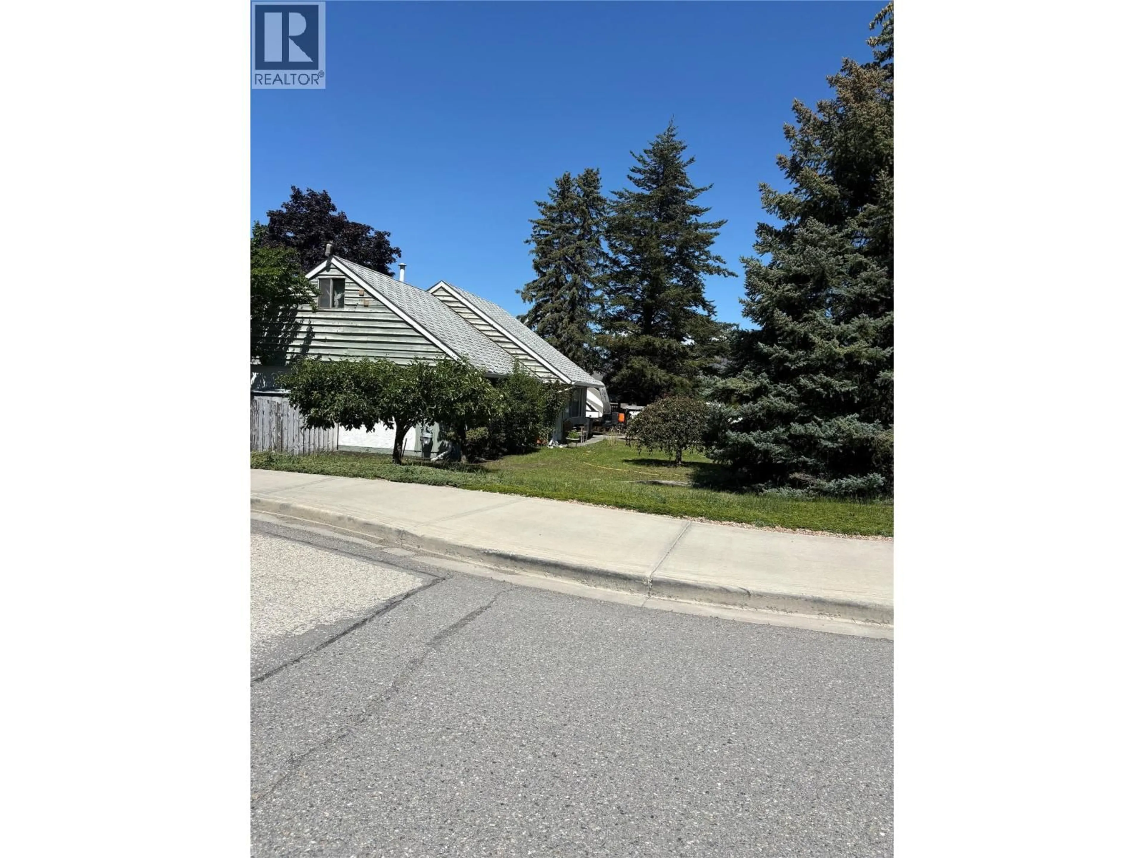 A pic from outside/outdoor area/front of a property/back of a property/a pic from drone, street for 2519 QU'APPELLE BOULEVARD, Kamloops British Columbia V2E1V8