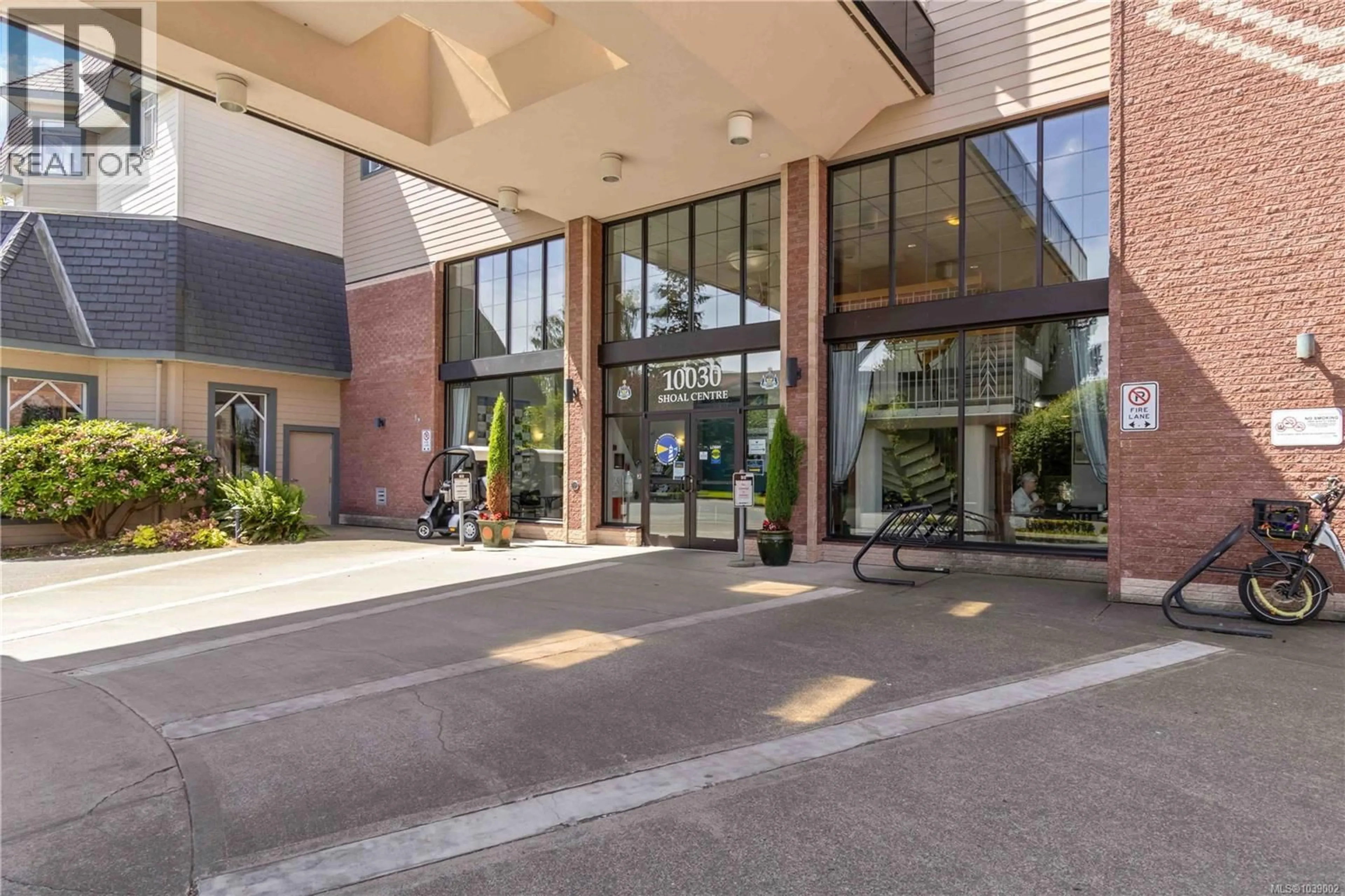 Lobby for 302 - 10030 RESTHAVEN DRIVE, Sidney British Columbia V8L3G4