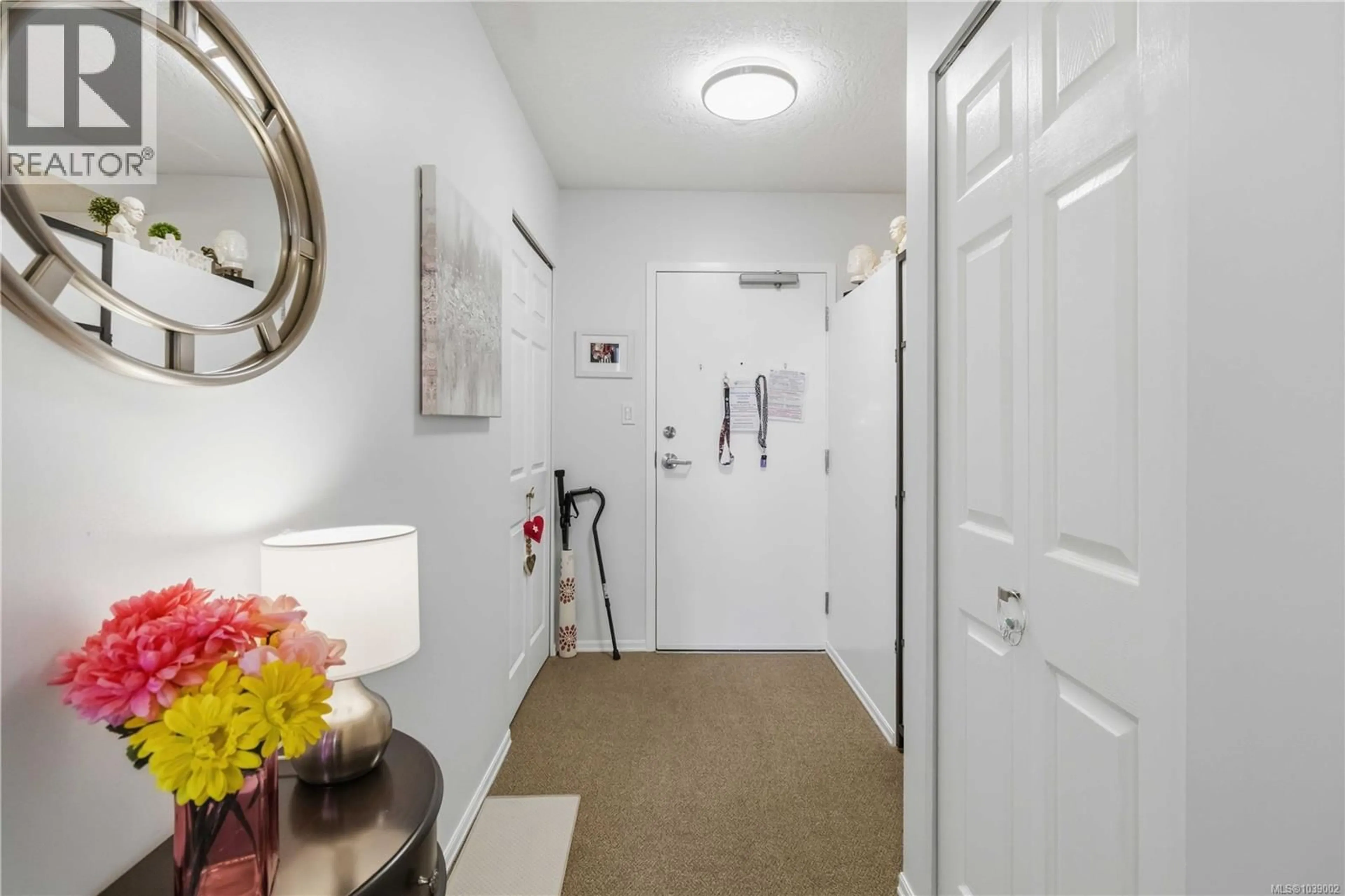 Indoor entryway for 302 - 10030 RESTHAVEN DRIVE, Sidney British Columbia V8L3G4