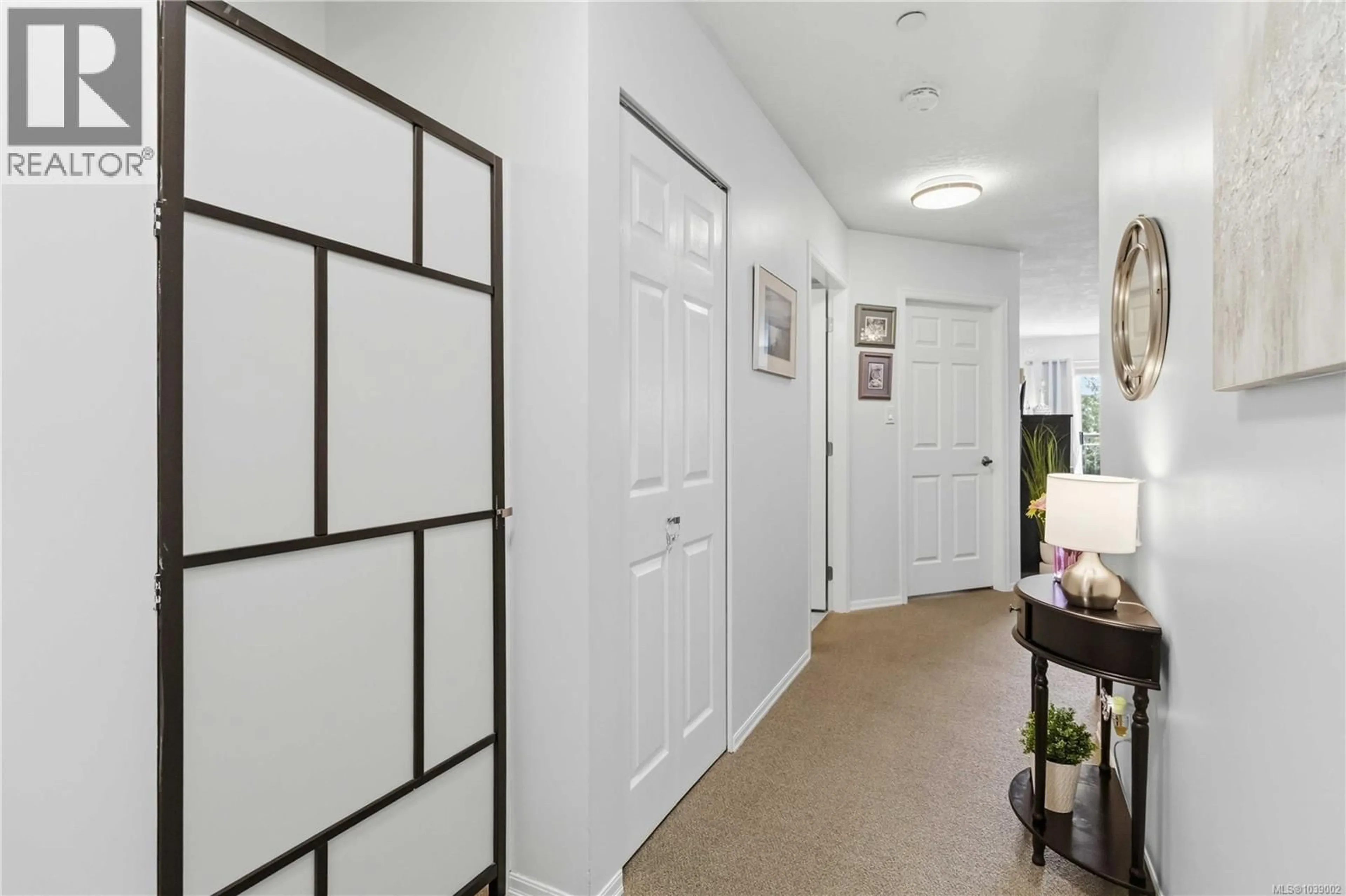 Indoor foyer for 302 - 10030 RESTHAVEN DRIVE, Sidney British Columbia V8L3G4