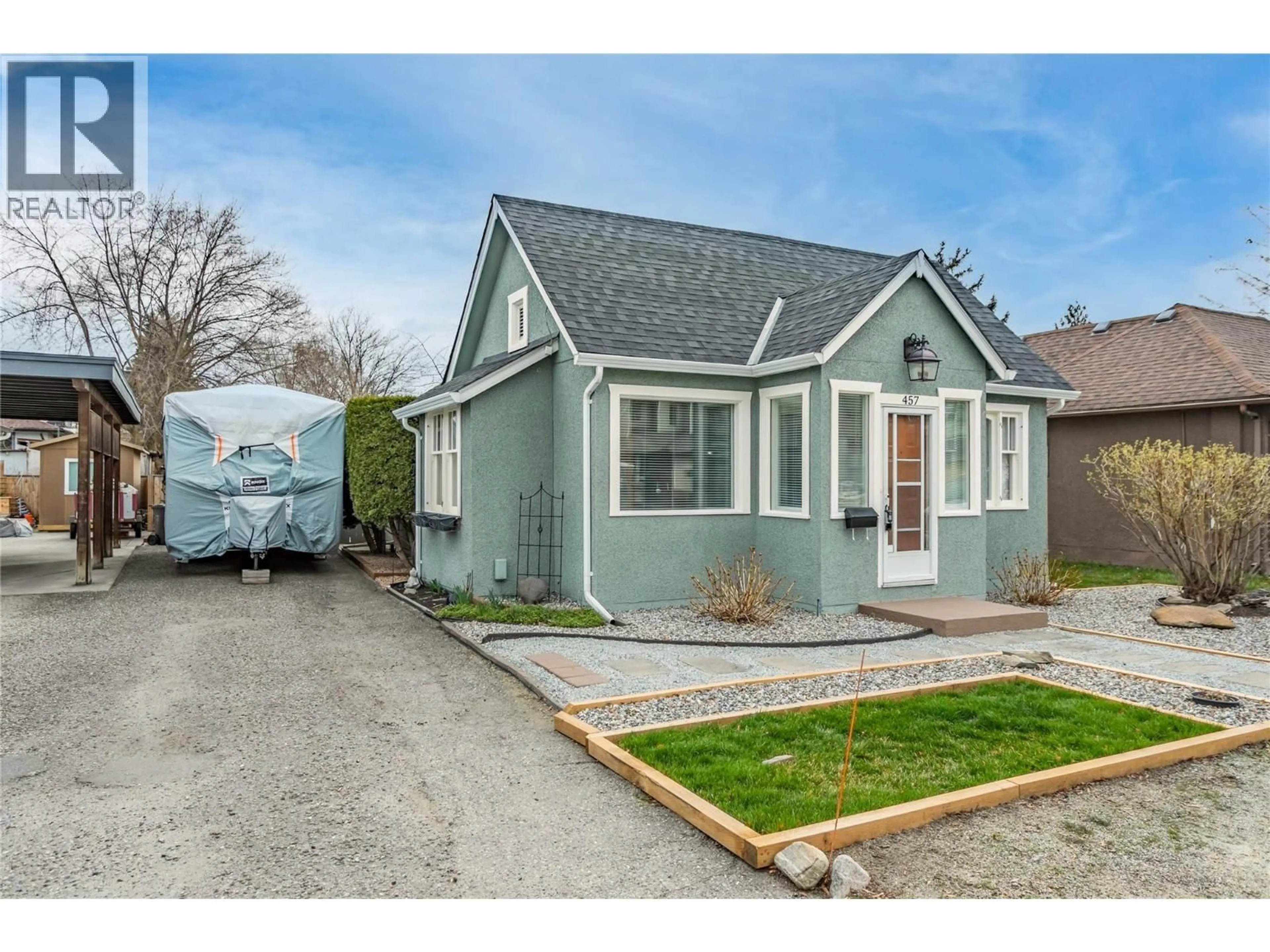Home with vinyl exterior material, street for 457 PATTERSON AVENUE, Kelowna British Columbia V1Y5C5