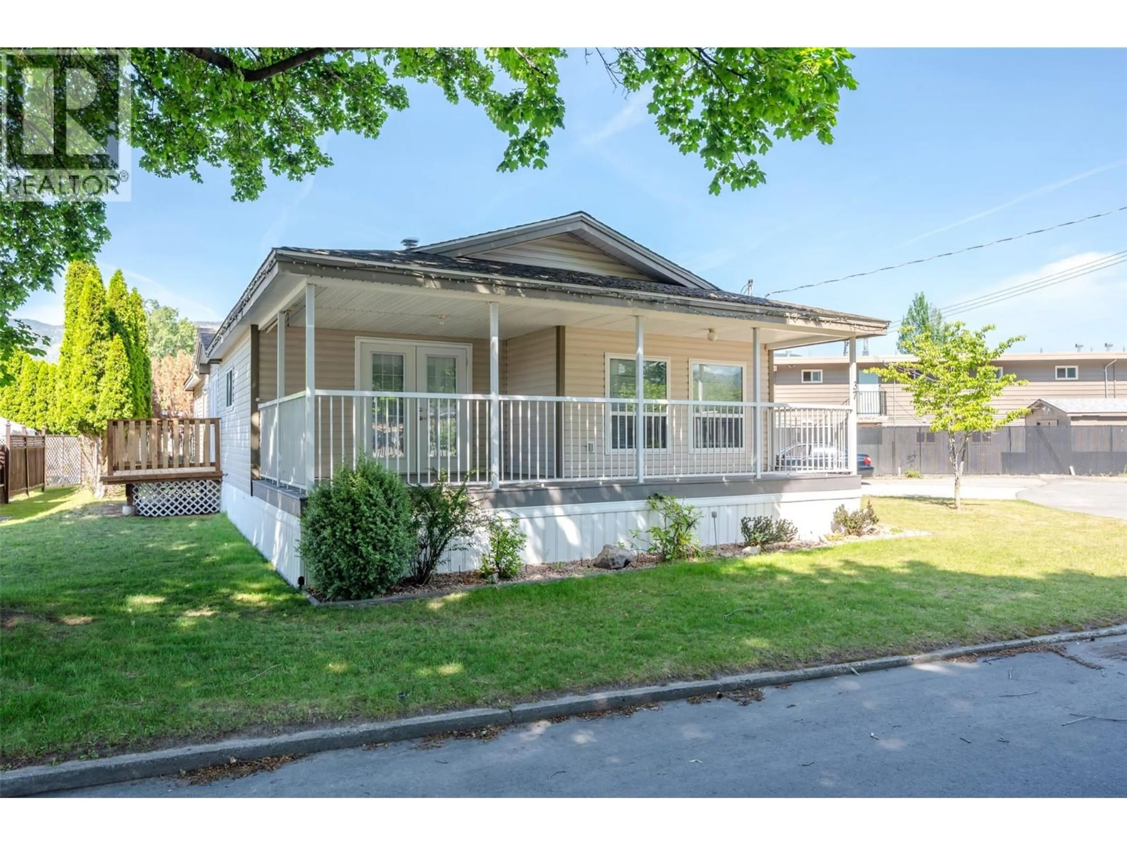 Home with vinyl exterior material, street for 37 - 197 DAUPHIN AVENUE, Penticton British Columbia V2A3S3
