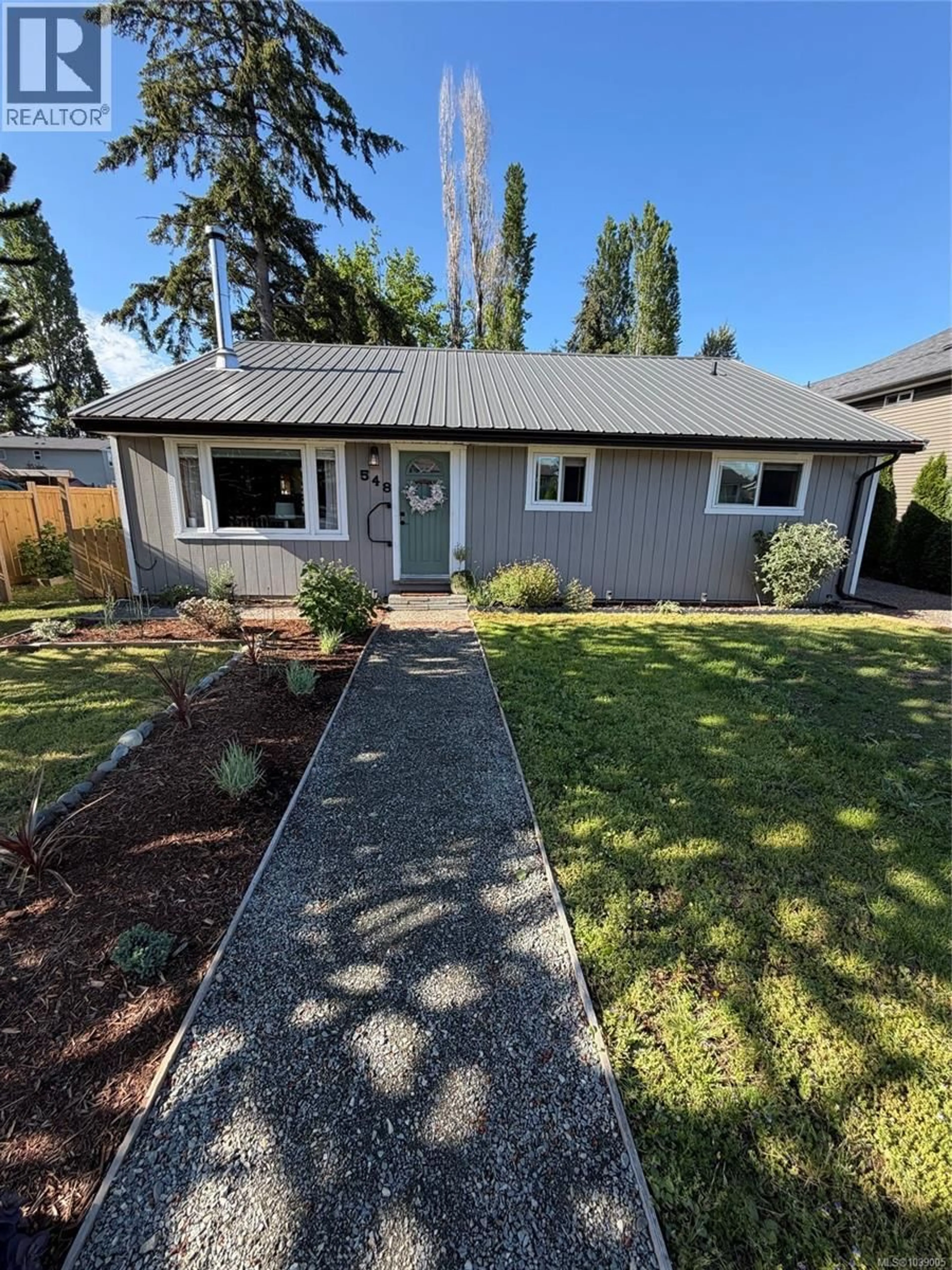 Home with vinyl exterior material, street for 548 NOVA STREET, Nanaimo British Columbia V8P4J1