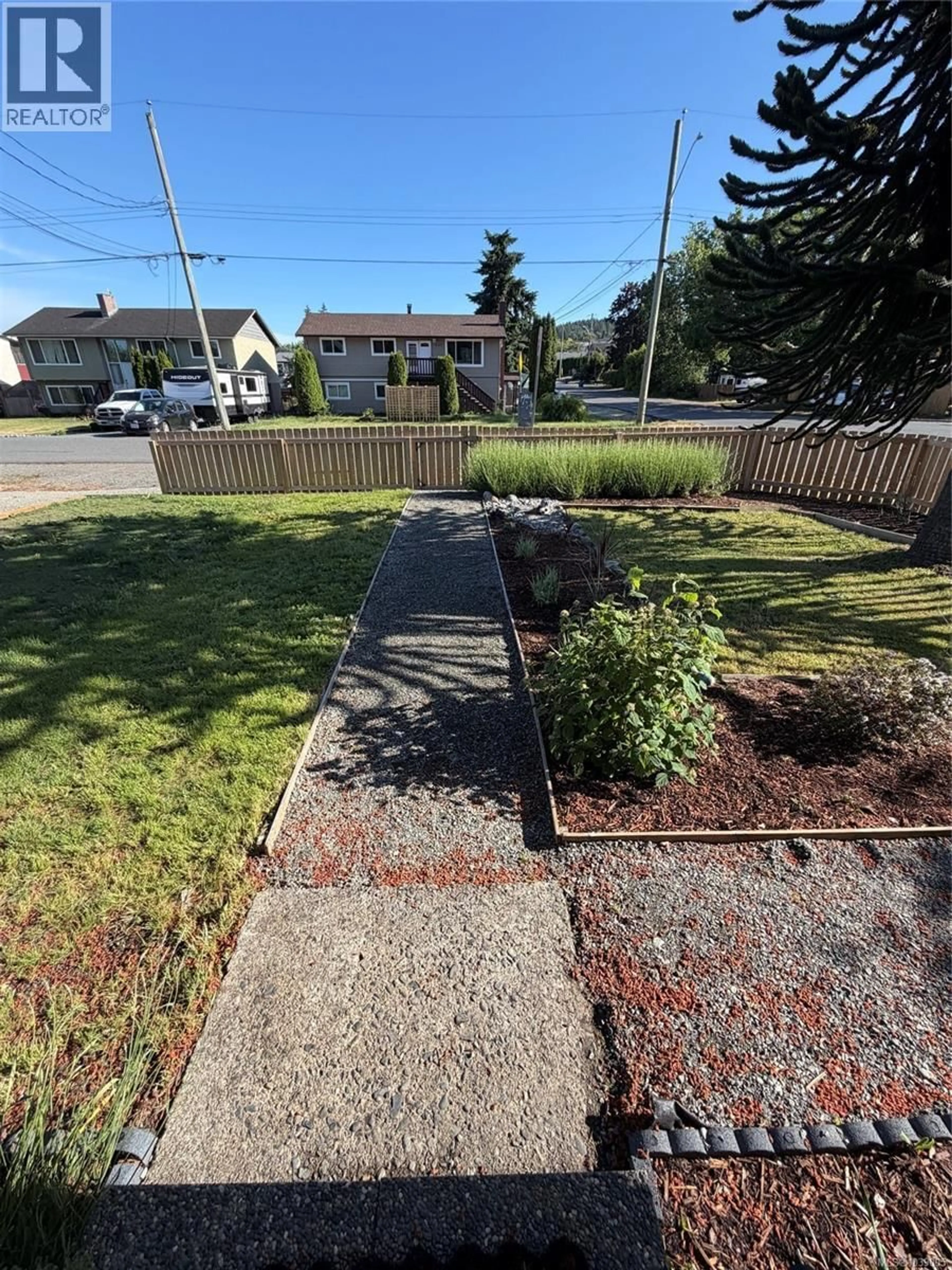 A pic from outside/outdoor area/front of a property/back of a property/a pic from drone, street for 548 NOVA STREET, Nanaimo British Columbia V8P4J1