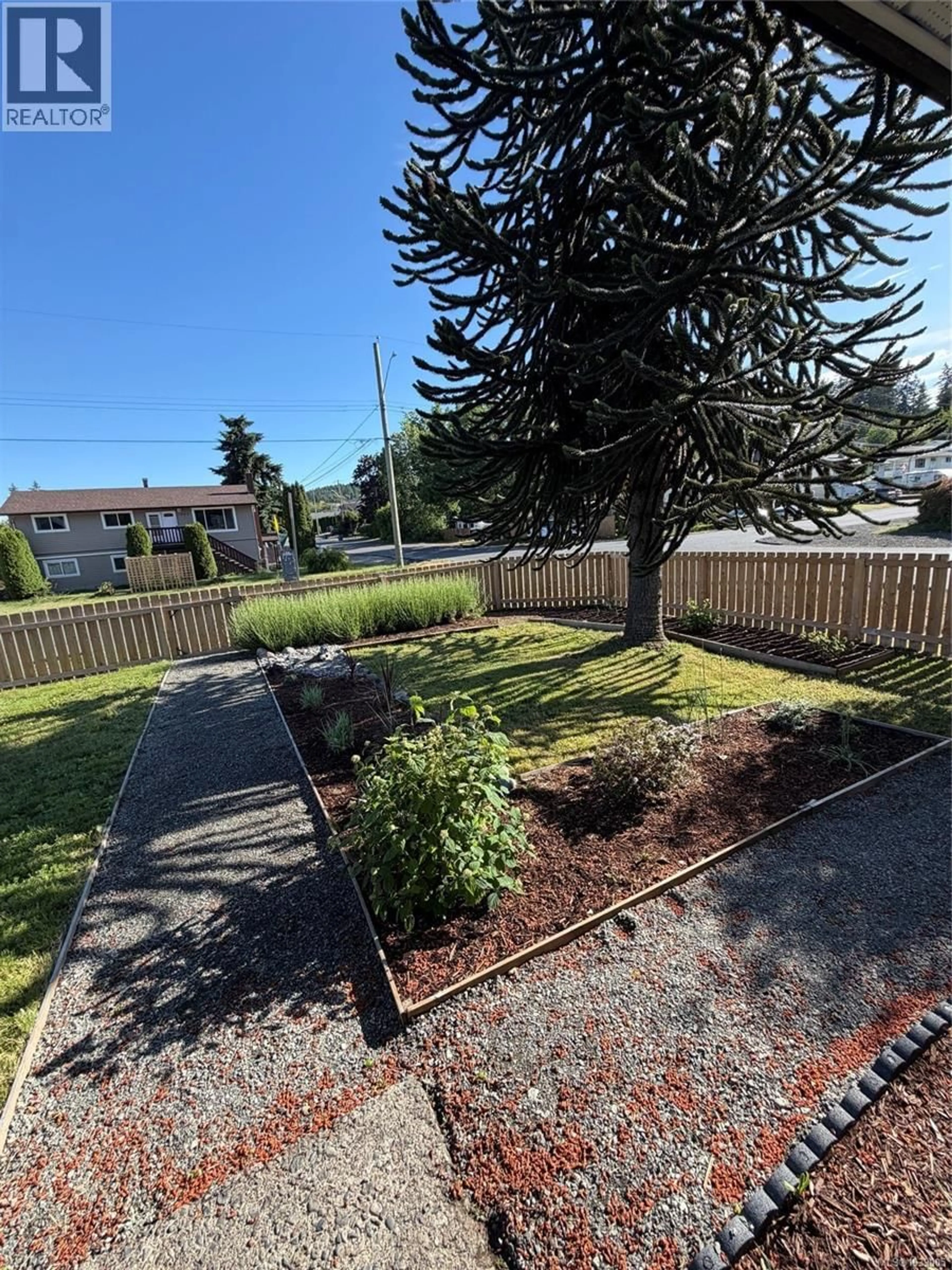 A pic from outside/outdoor area/front of a property/back of a property/a pic from drone, street for 548 NOVA STREET, Nanaimo British Columbia V8P4J1