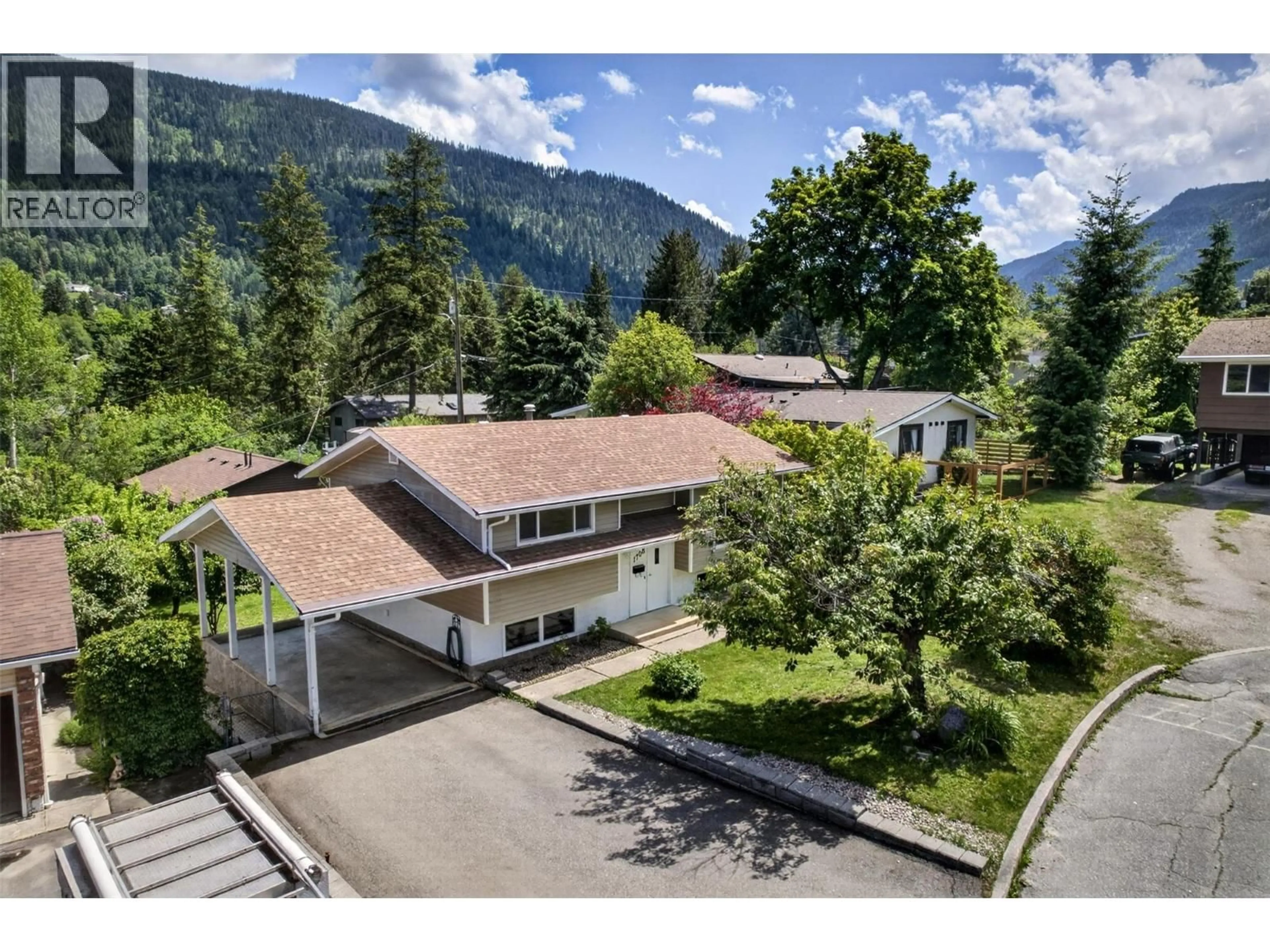 A pic from outside/outdoor area/front of a property/back of a property/a pic from drone, mountain view for 1708 SLOCAN CRESCENT, Nelson British Columbia V1L5V6