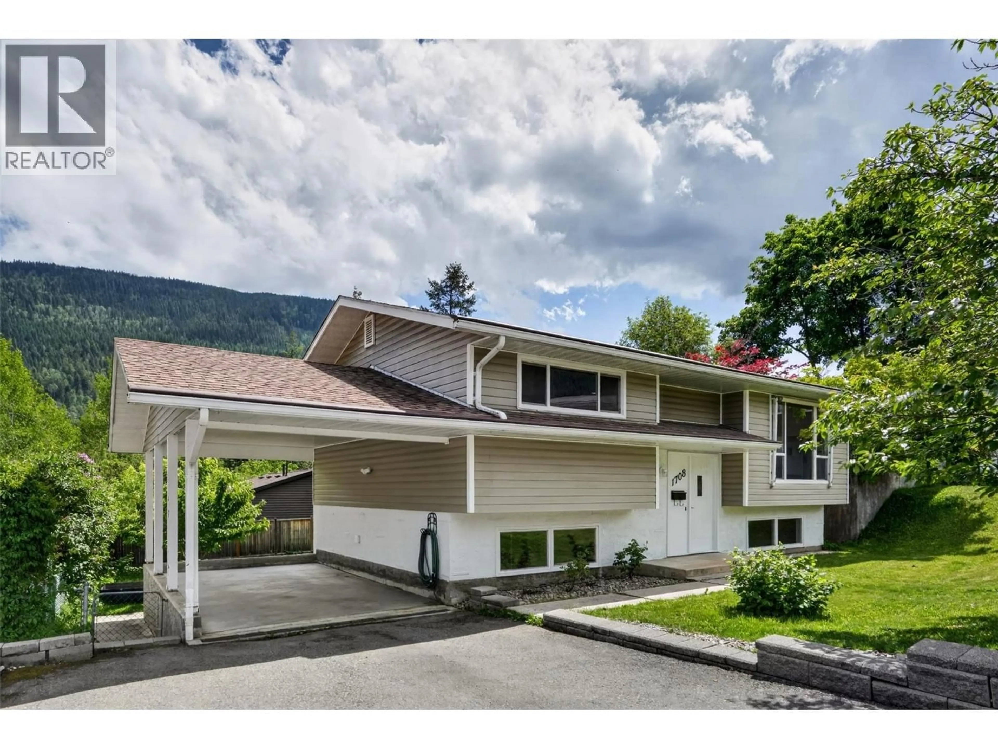 Home with vinyl exterior material, mountain view for 1708 SLOCAN CRESCENT, Nelson British Columbia V1L5V6