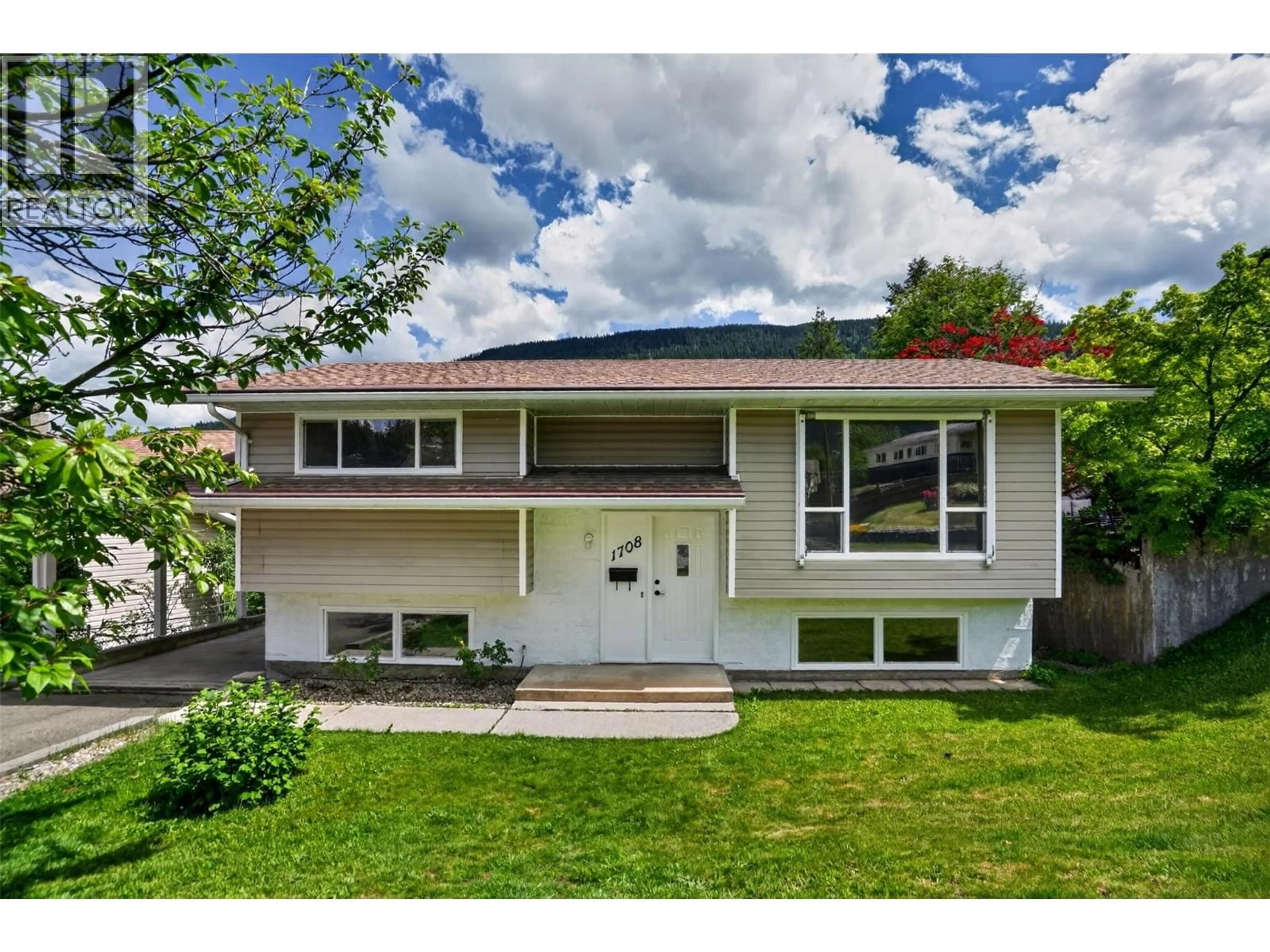 Home with vinyl exterior material, street for 1708 SLOCAN CRESCENT, Nelson British Columbia V1L5V6