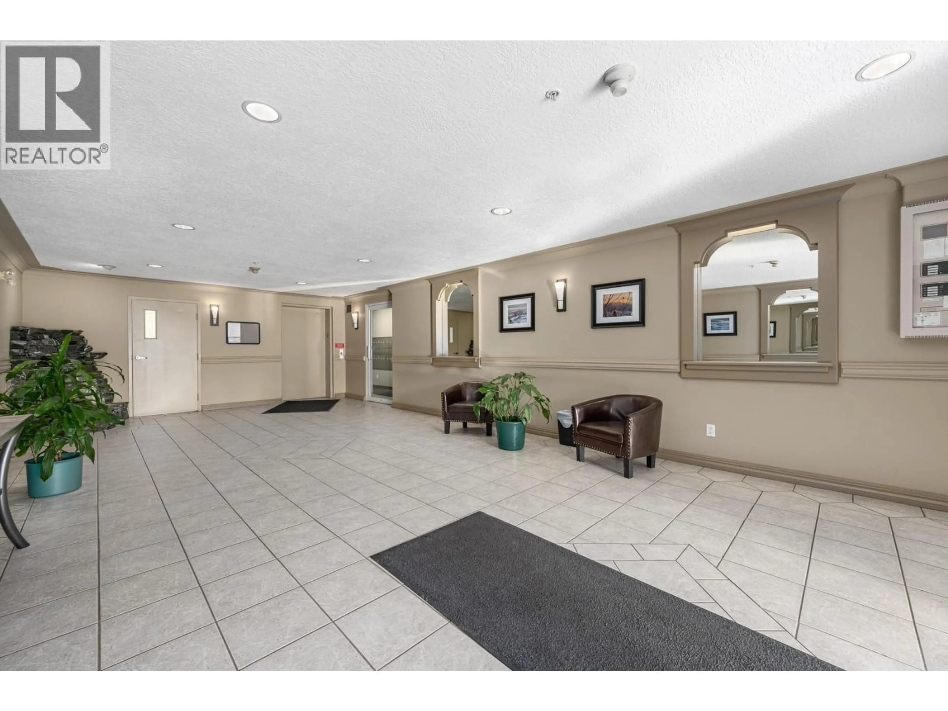 Indoor foyer for 406 - 712 SAHALI TERRACE, Kamloops British Columbia V2C6T2