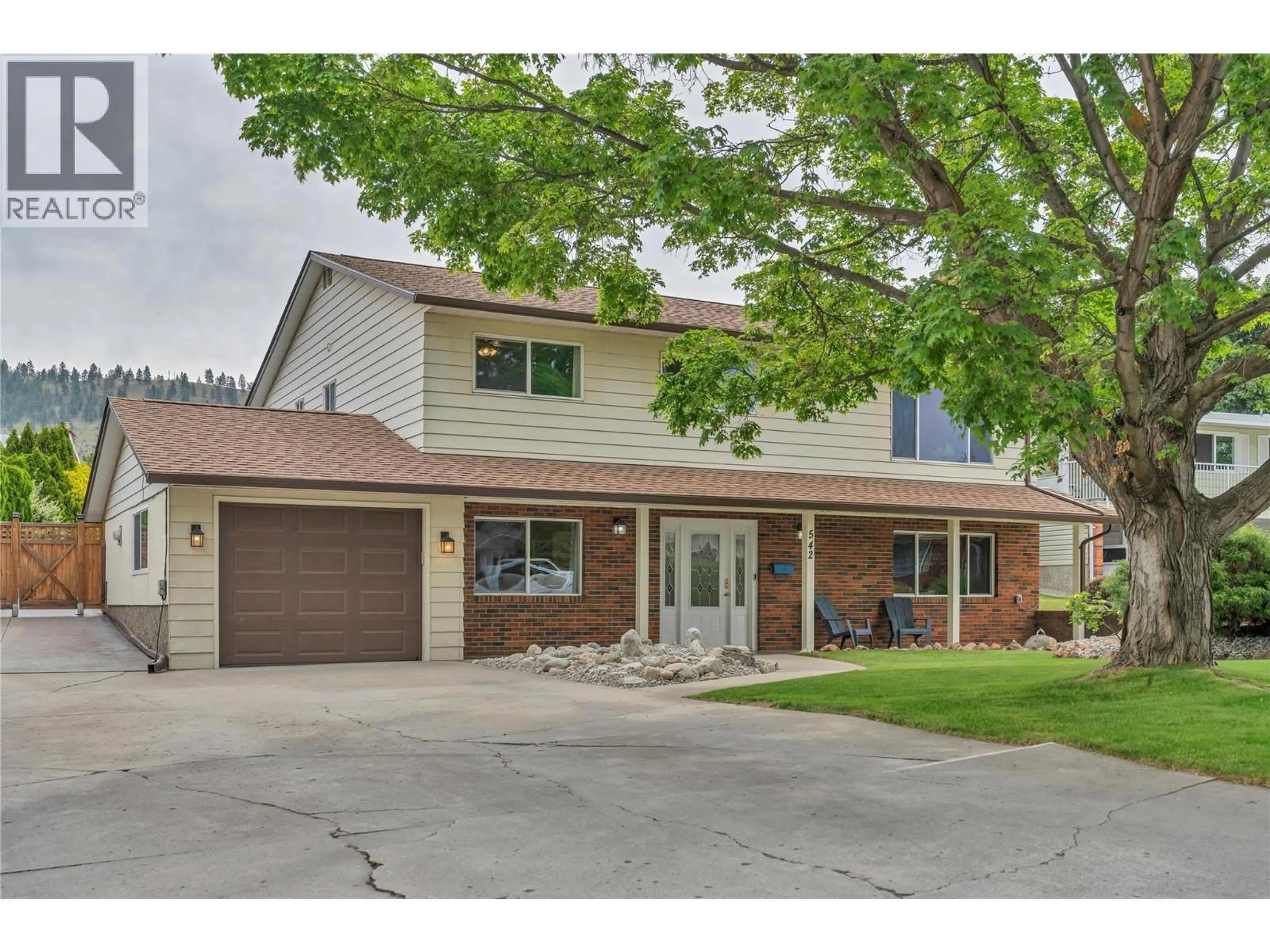 Home with vinyl exterior material, street for 542 TRURO STREET, Penticton British Columbia V2A6W4