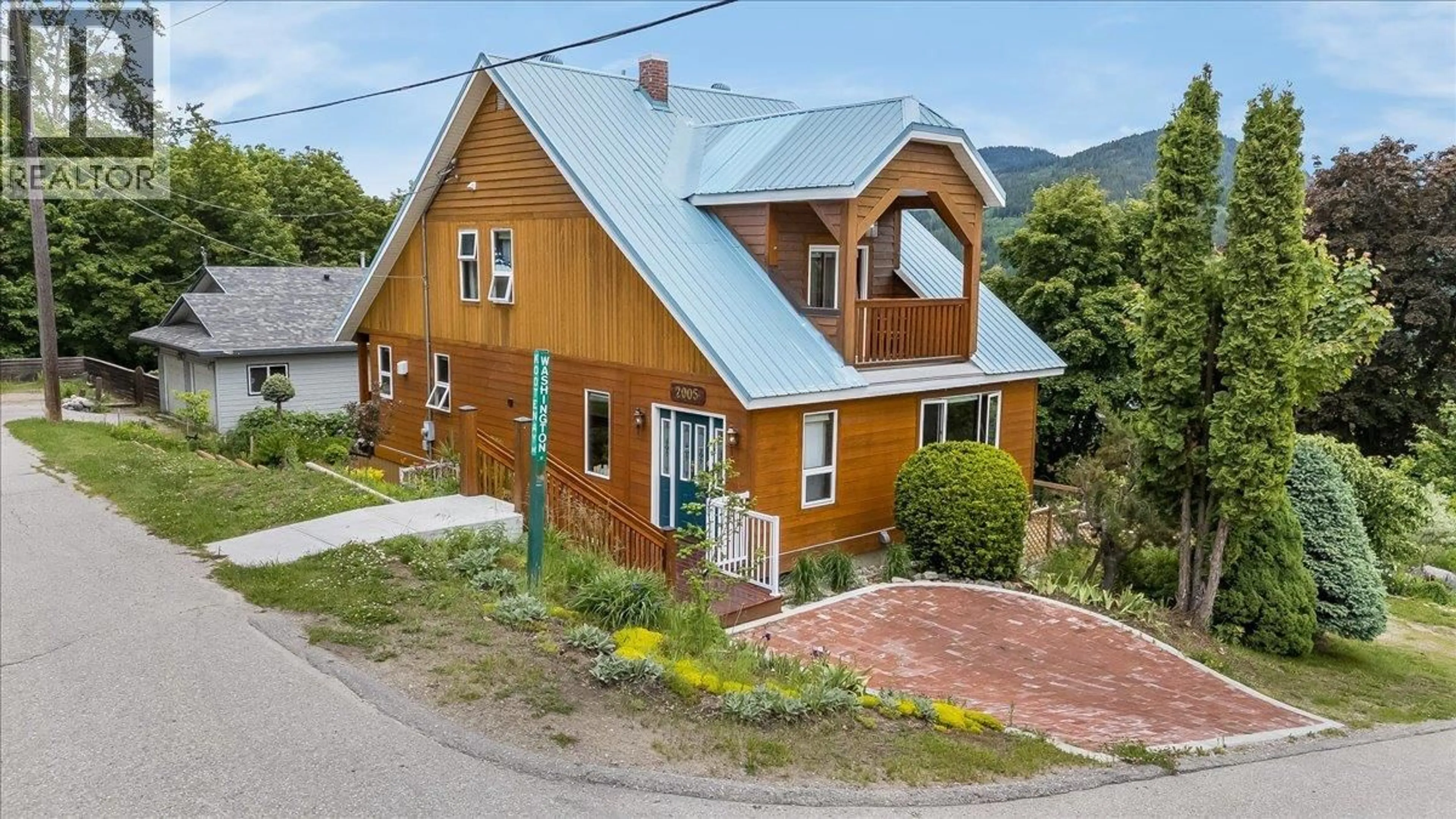 A pic from outside/outdoor area/front of a property/back of a property/a pic from drone, mountain view for 2005 KOOTENAY AVENUE, Rossland British Columbia V0G1Y0