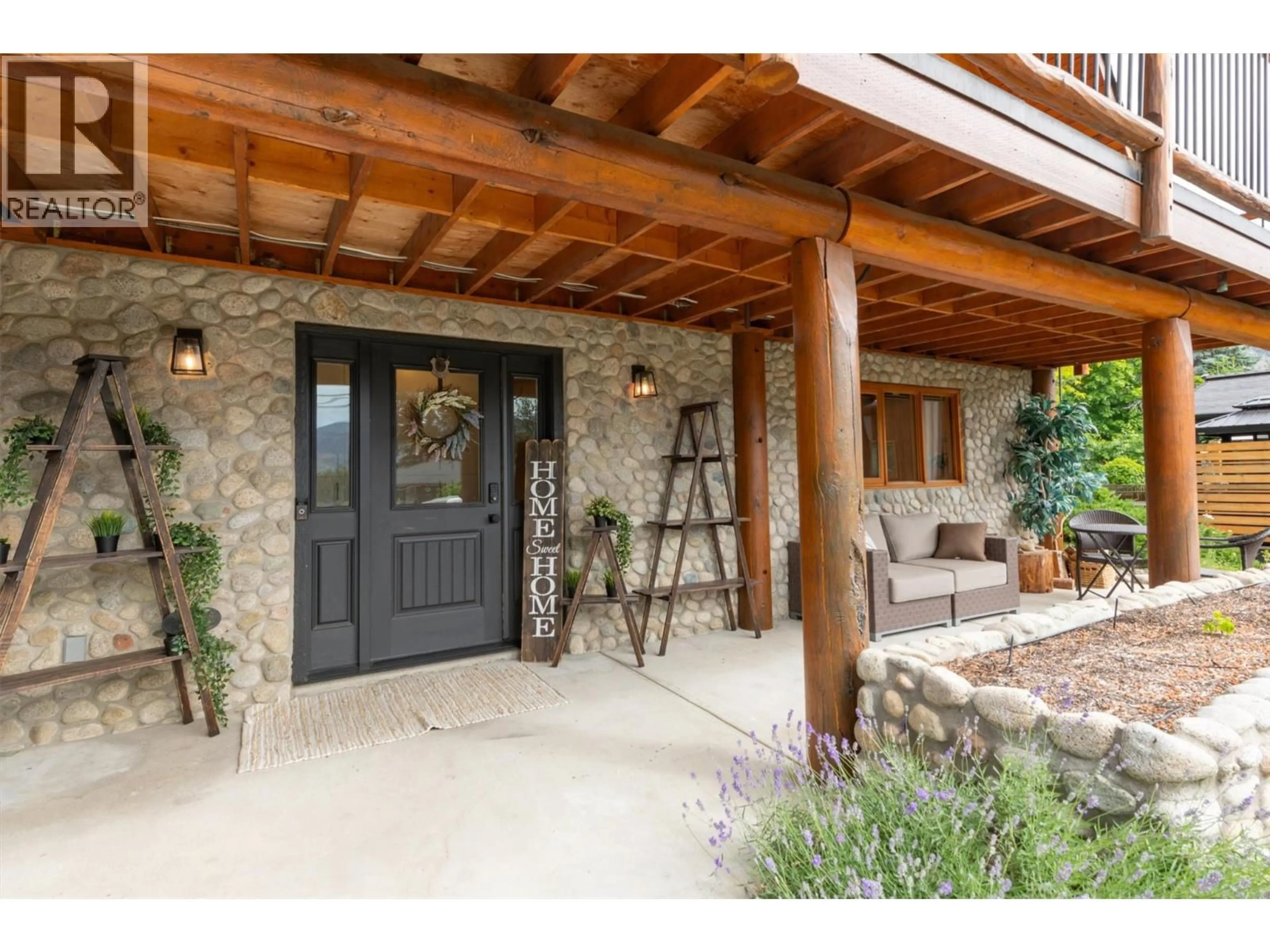 Indoor entryway for 4220 6TH AVENUE, Peachland British Columbia V0H1X5