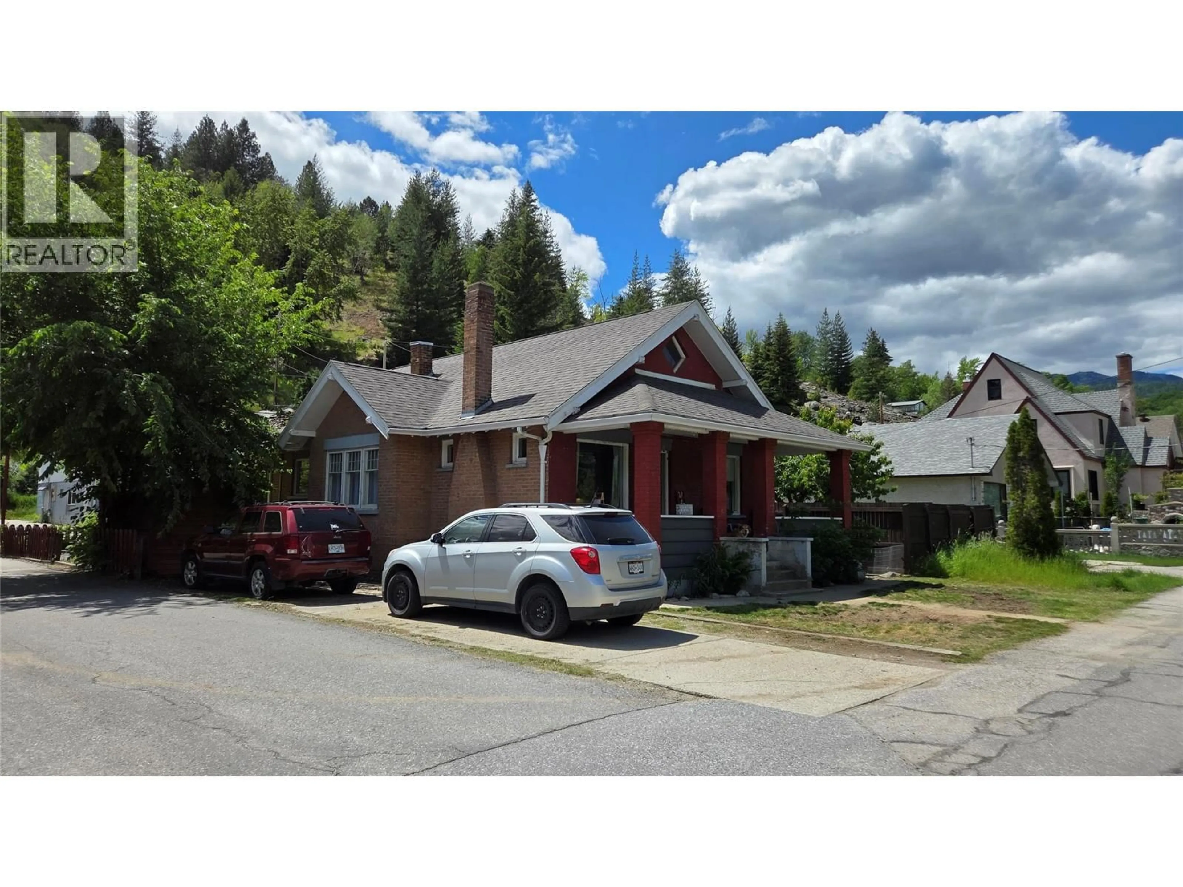 A pic from outside/outdoor area/front of a property/back of a property/a pic from drone, street for 390 BINNS STREET, Trail British Columbia V1R3L1