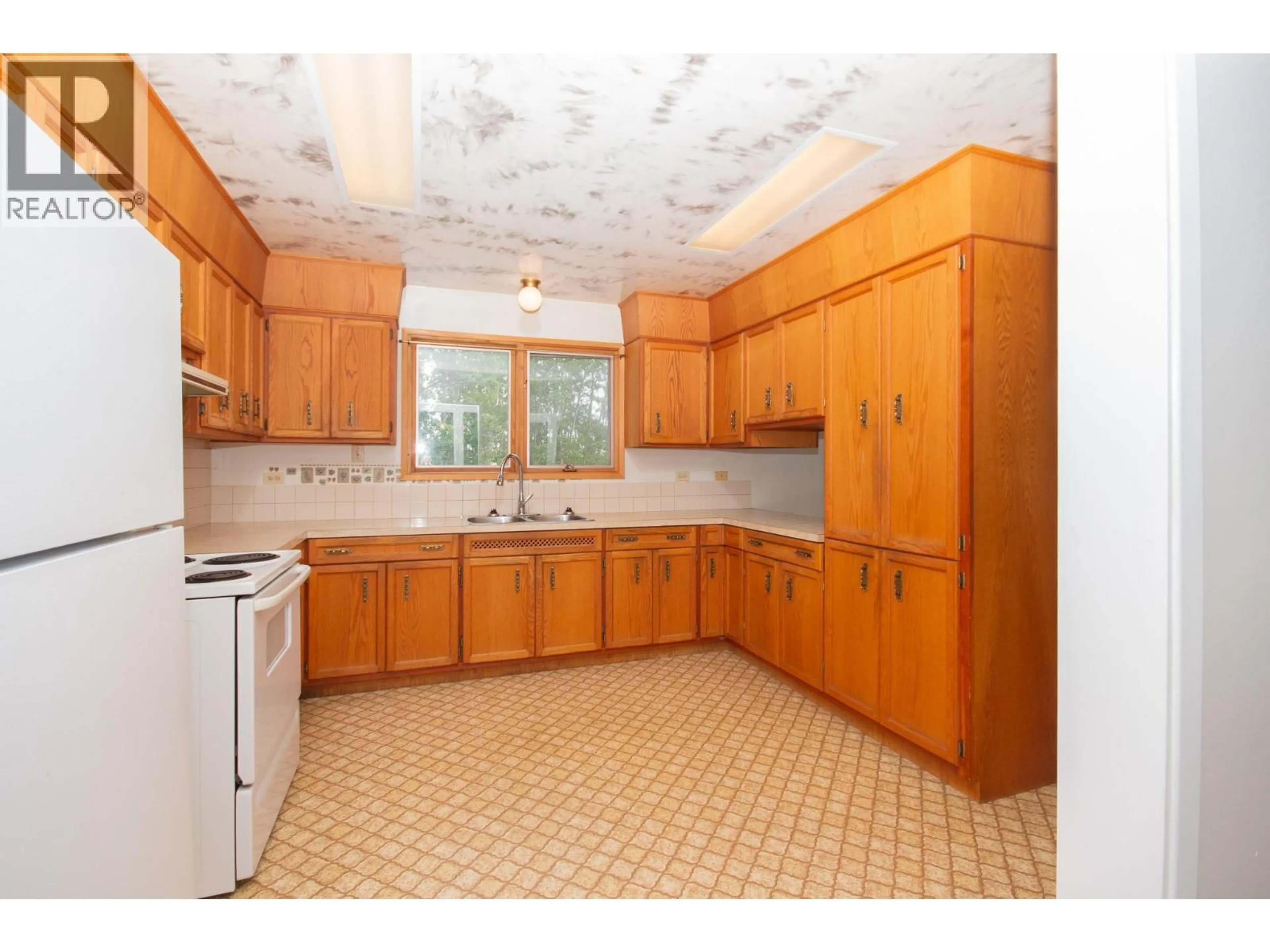 Standard kitchen, ceramic/tile floor for 9616 227 ROAD, Dawson Creek British Columbia V1G4T9
