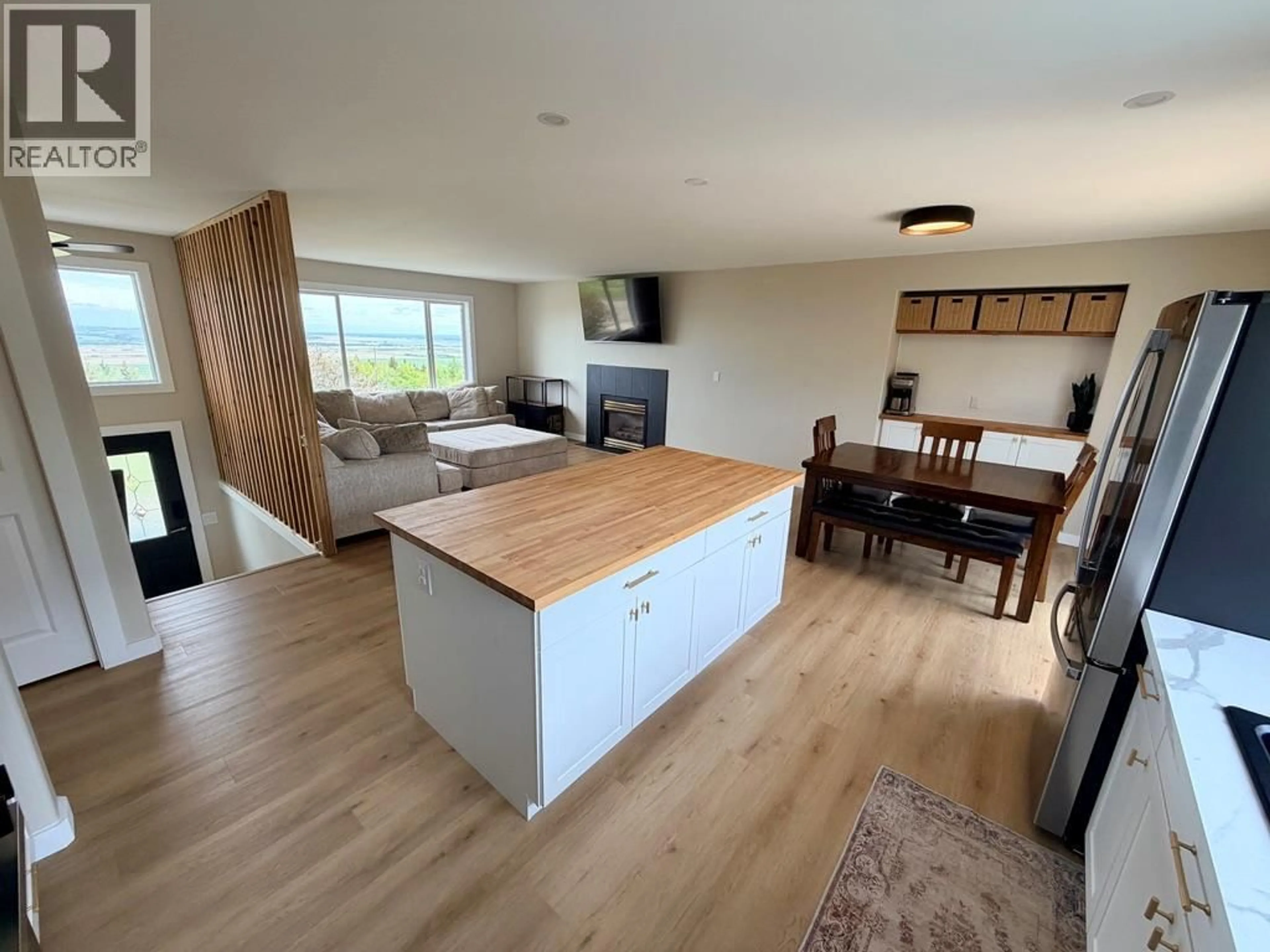 Open concept kitchen, wood/laminate floor for 1037 PARADISE VALLEY OTHER, Dawson Creek British Columbia V1G0H4