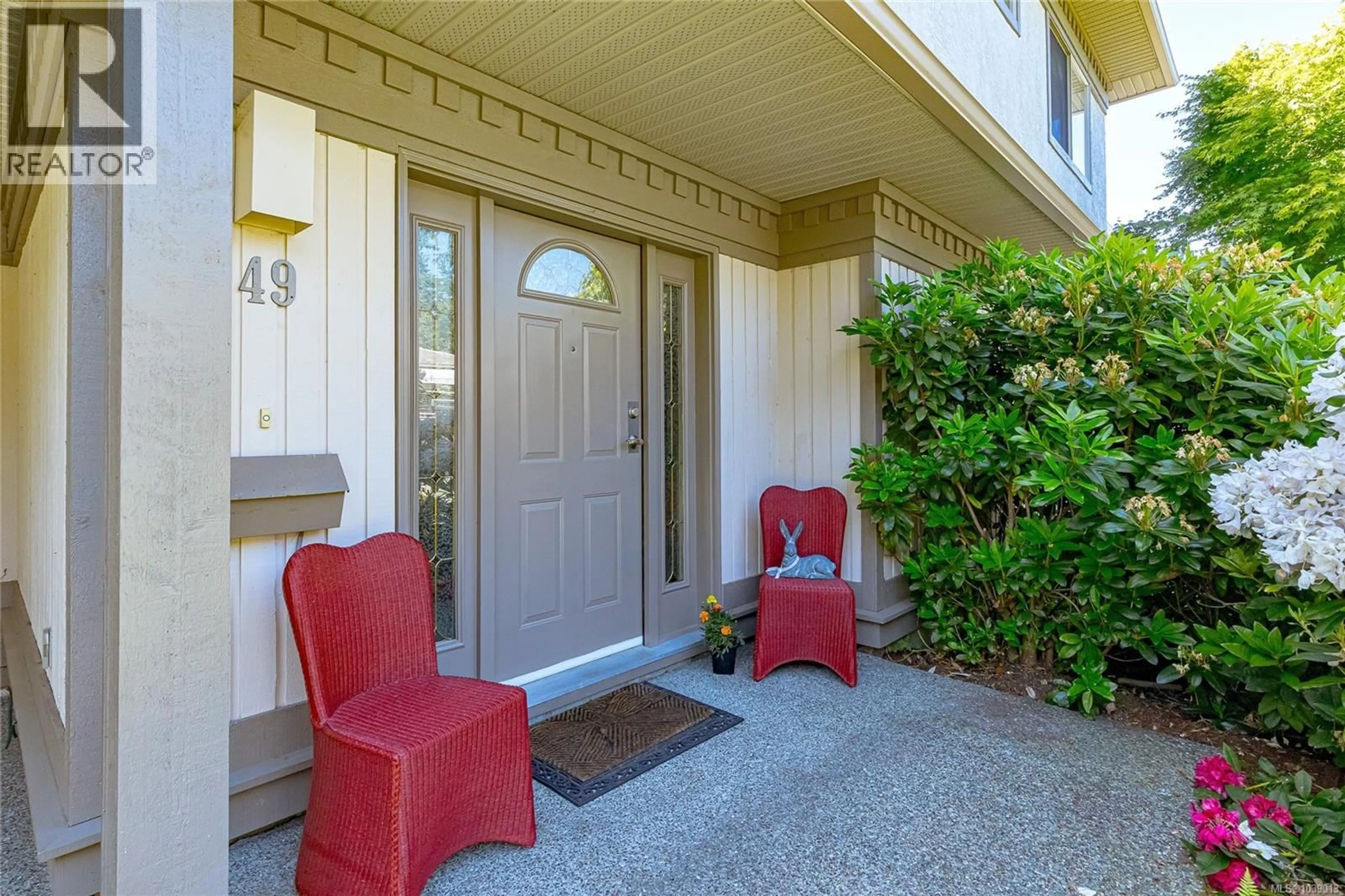 Indoor entryway for 49 - 4300 STONEYWOOD LANE, Saanich British Columbia V8X5A5