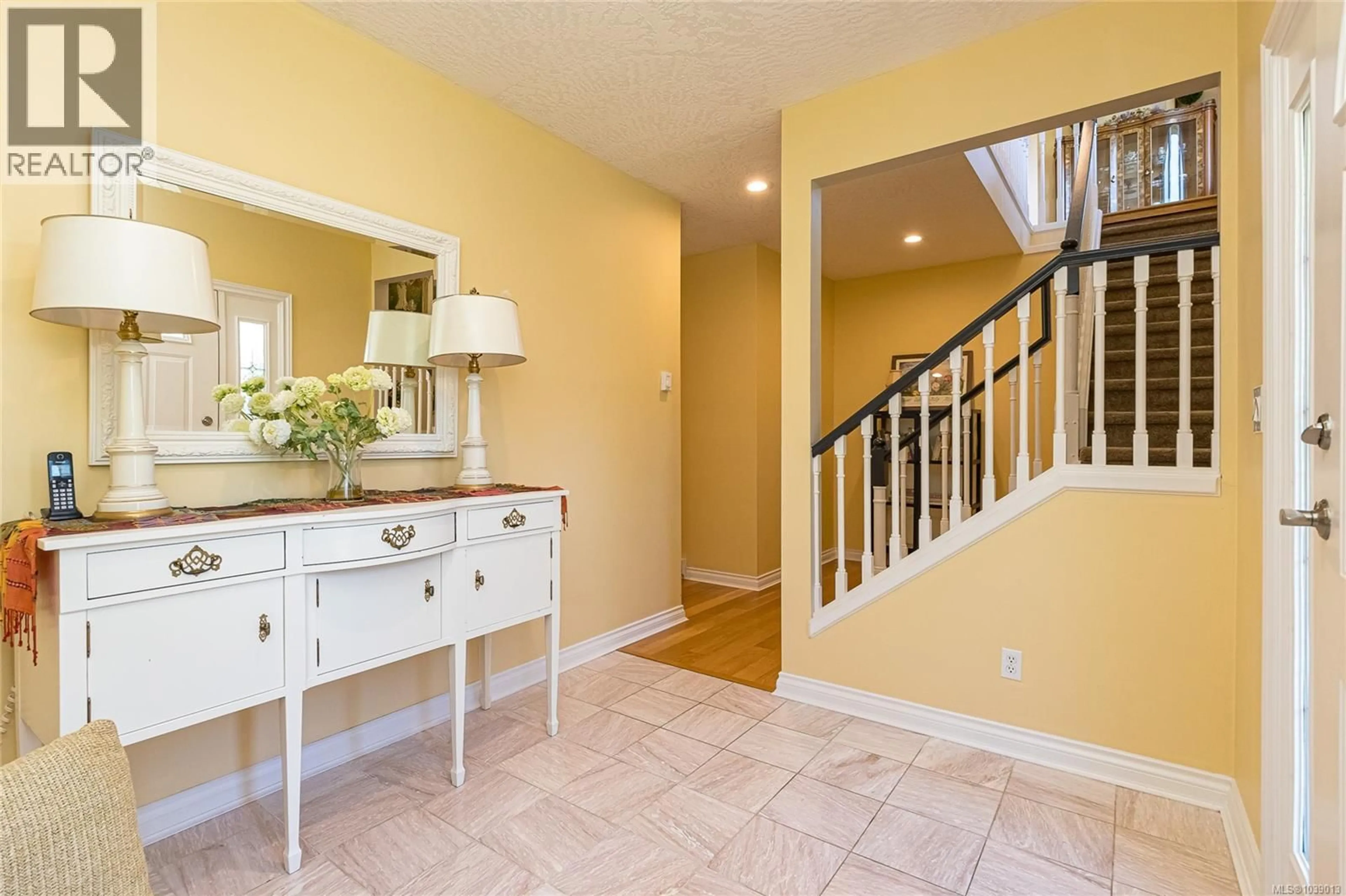 Indoor entryway for 49 - 4300 STONEYWOOD LANE, Saanich British Columbia V8X5A5