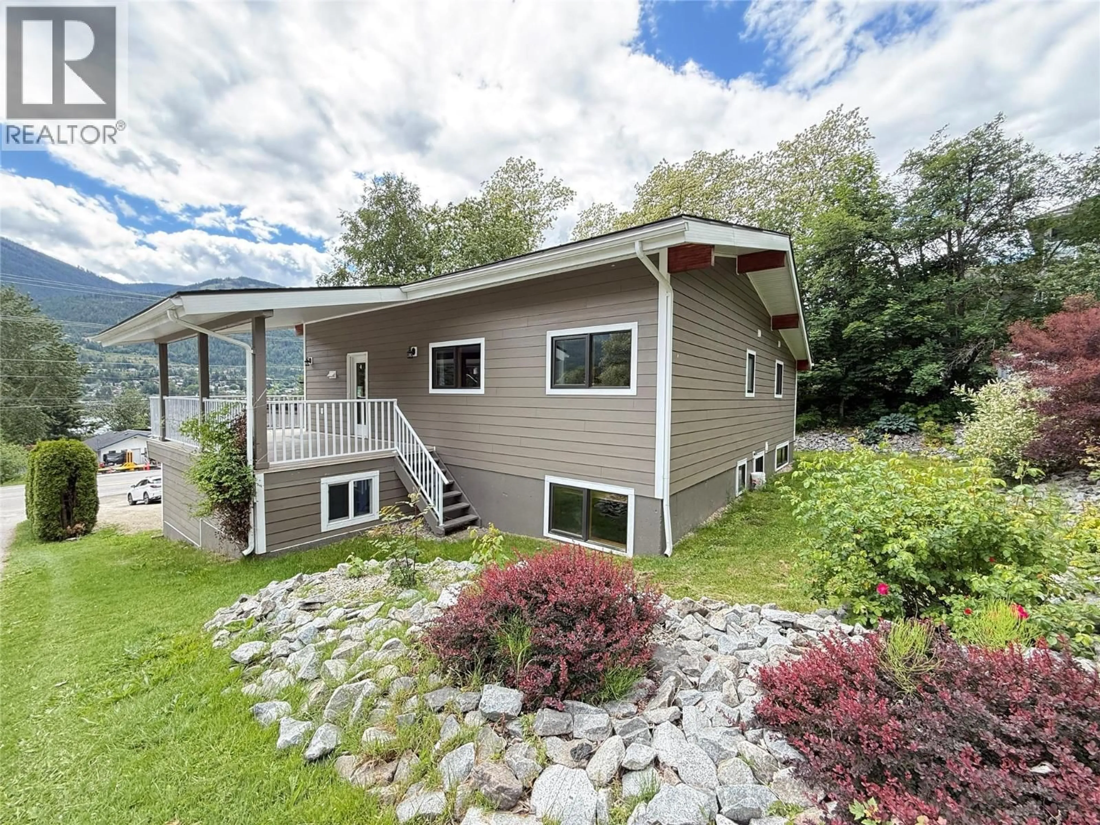 Home with vinyl exterior material, water/lake/river/ocean view for 723 HIGHWAY 3A HIGHWAY, Nelson British Columbia V1L6M4