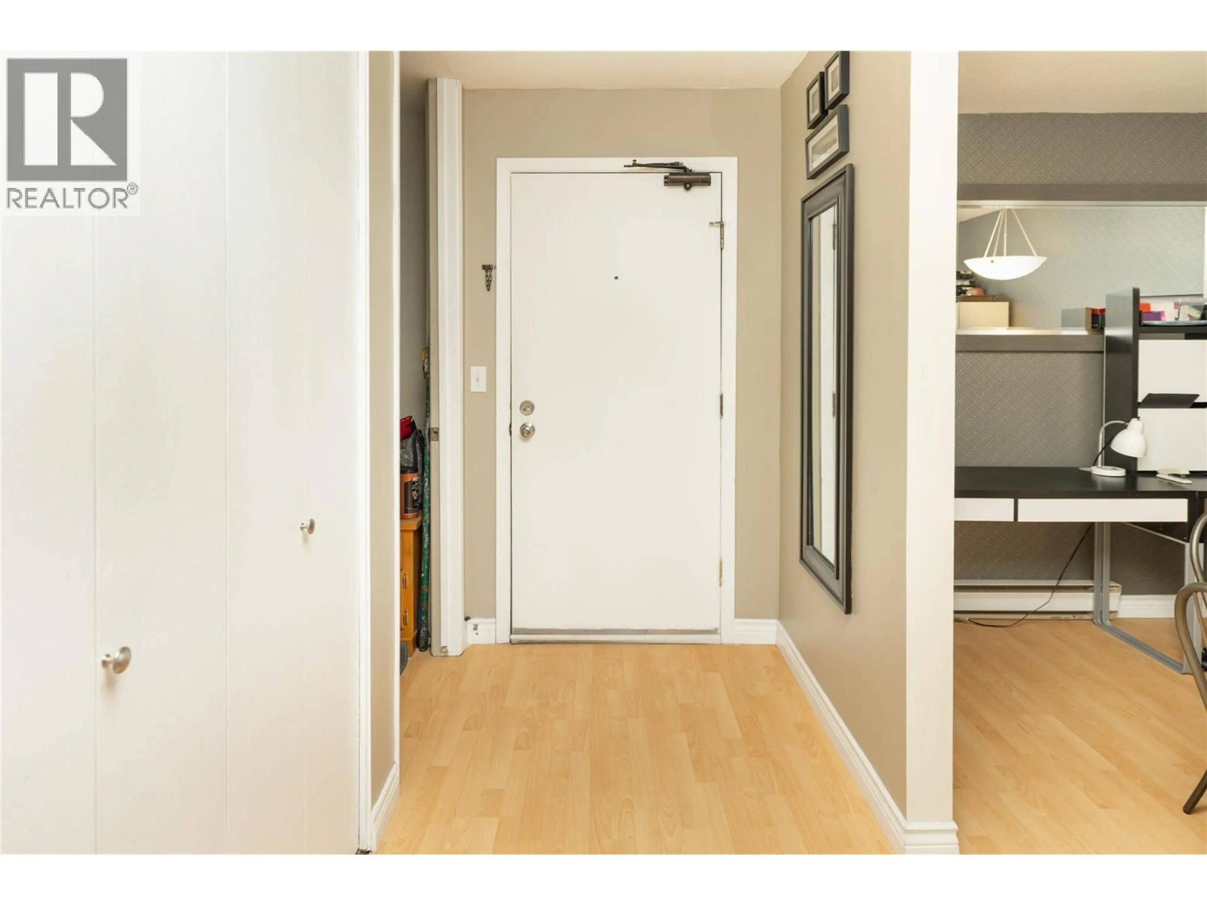 Indoor entryway for 302 - 1640 UFTON COURT, Kelowna British Columbia V1Y8L5