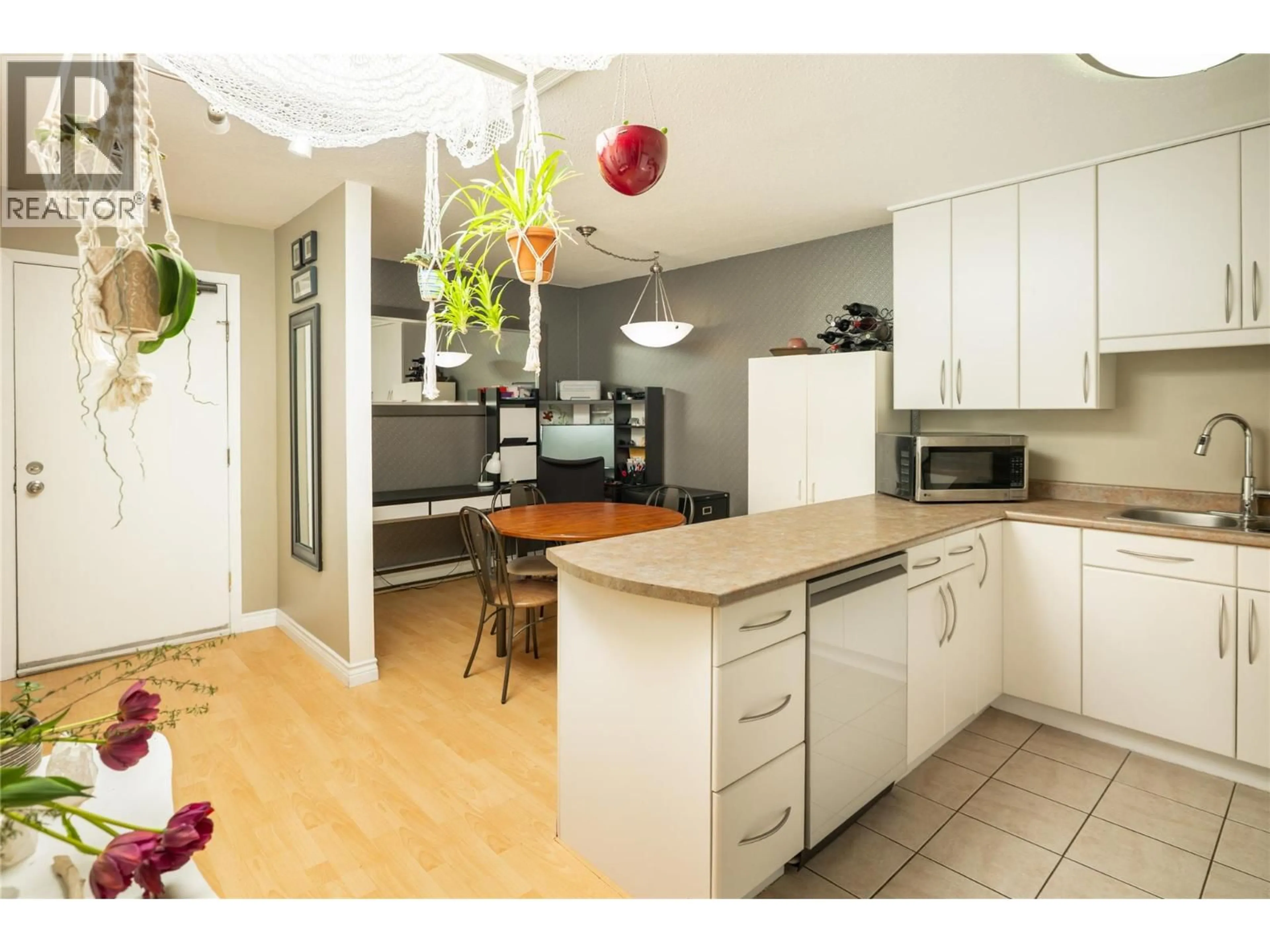 Open concept kitchen, wood/laminate floor for 302 - 1640 UFTON COURT, Kelowna British Columbia V1Y8L5