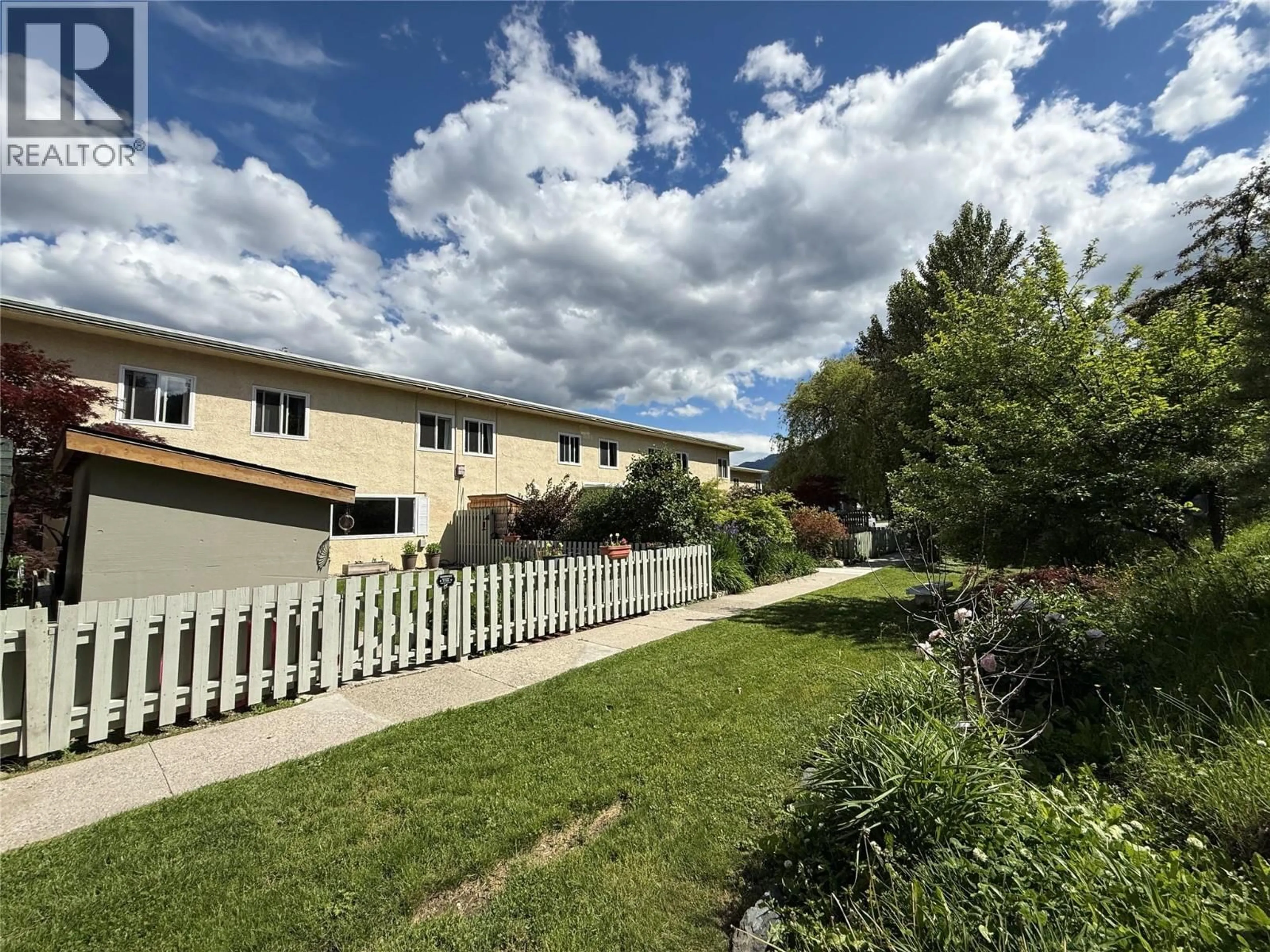 A pic from outside/outdoor area/front of a property/back of a property/a pic from drone, street for 467 RICHARDS STREET WEST, Nelson British Columbia V1L3K2