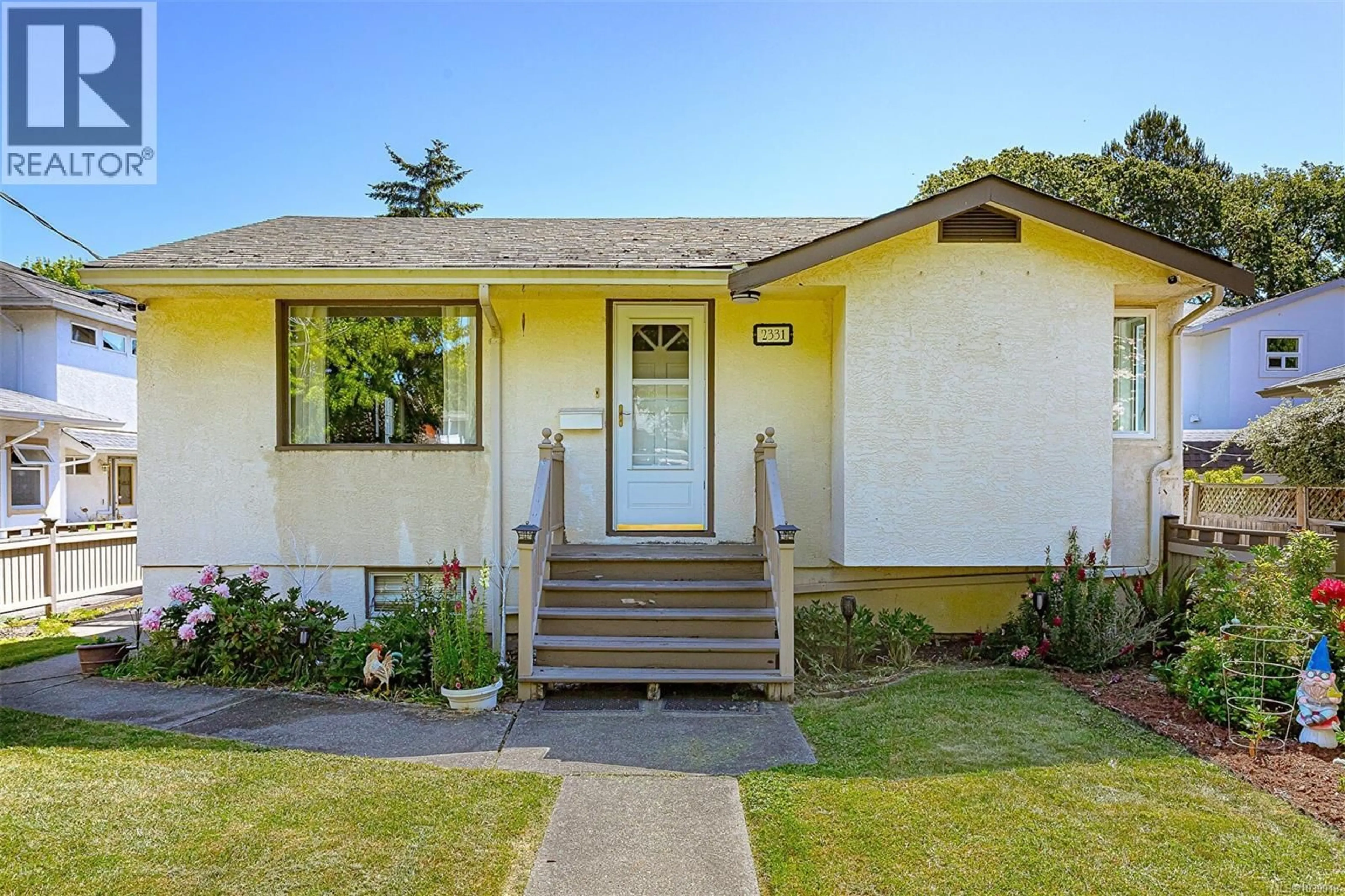 Home with vinyl exterior material, street for 2331 VICTOR STREET, Victoria British Columbia V8R4C8