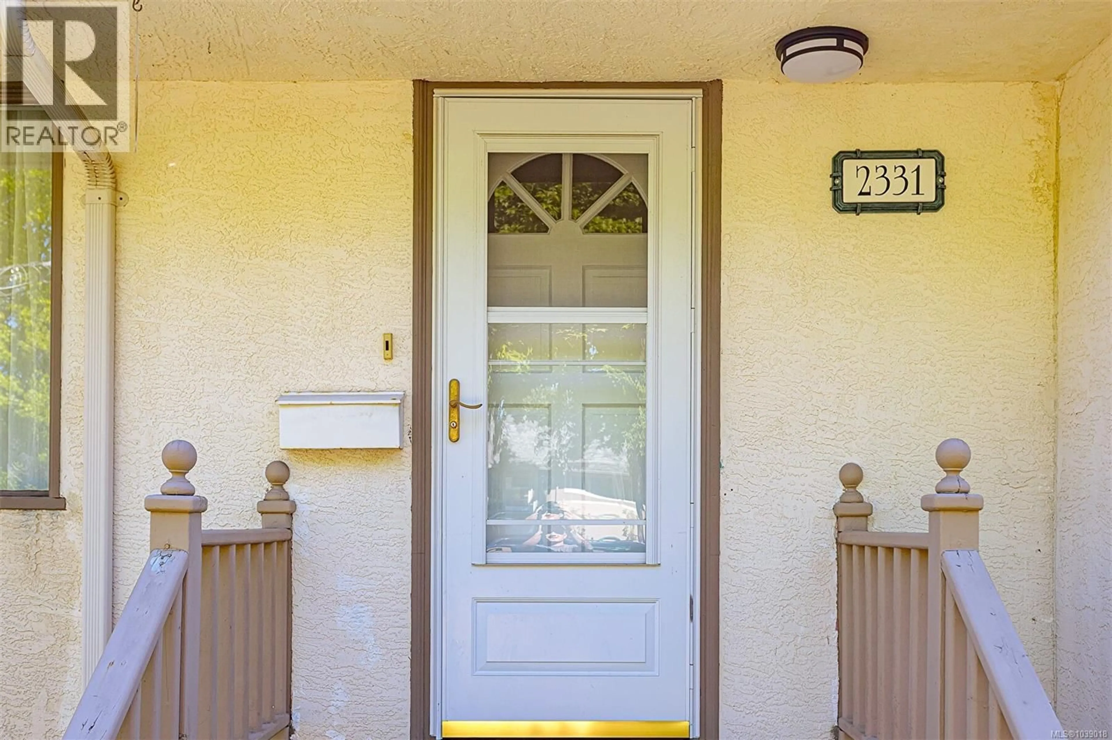 Indoor entryway for 2331 VICTOR STREET, Victoria British Columbia V8R4C8