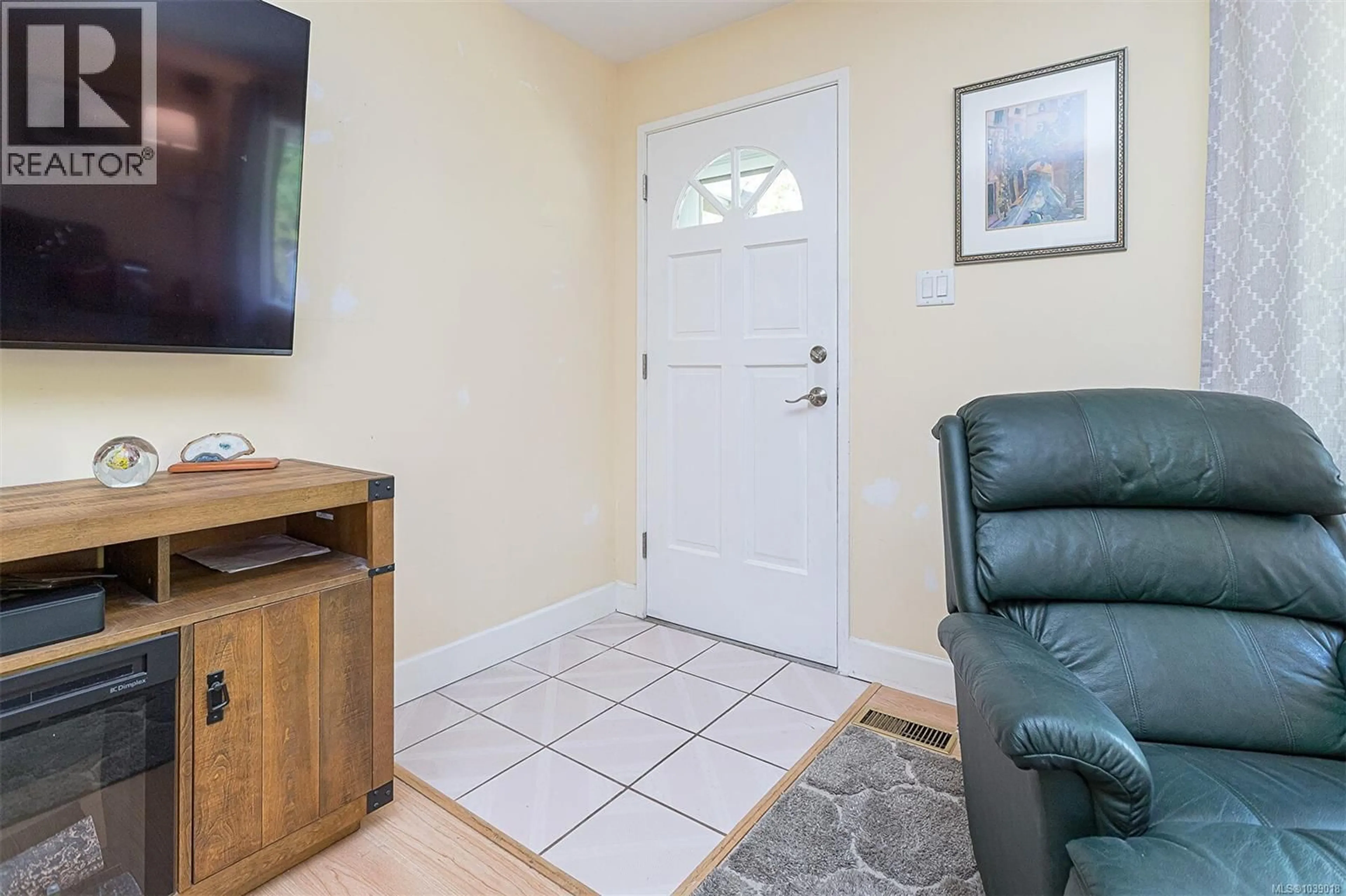 Indoor entryway for 2331 VICTOR STREET, Victoria British Columbia V8R4C8