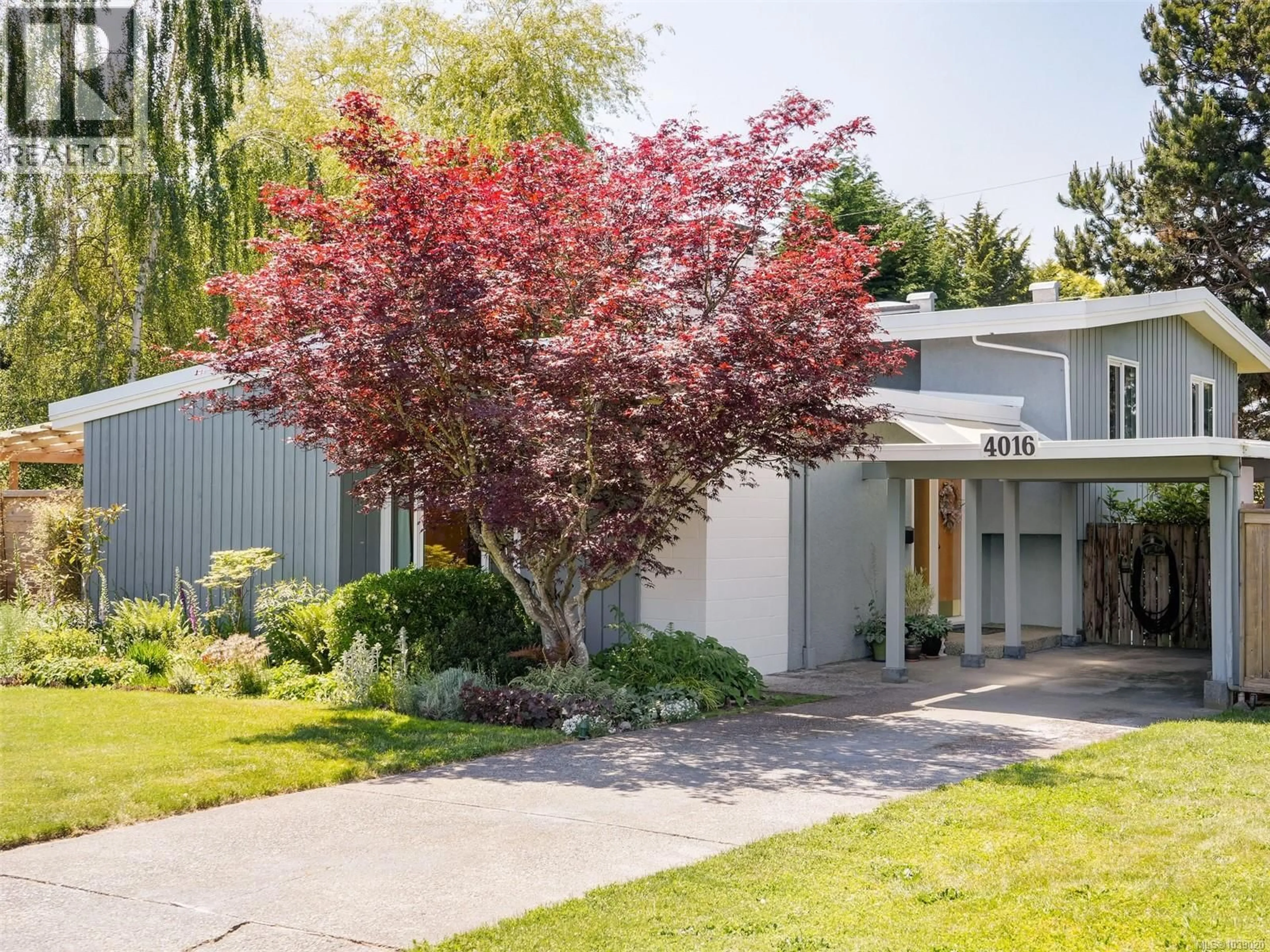 Home with vinyl exterior material, street for 4016 OBERLIN PLACE, Saanich British Columbia V8N3R5