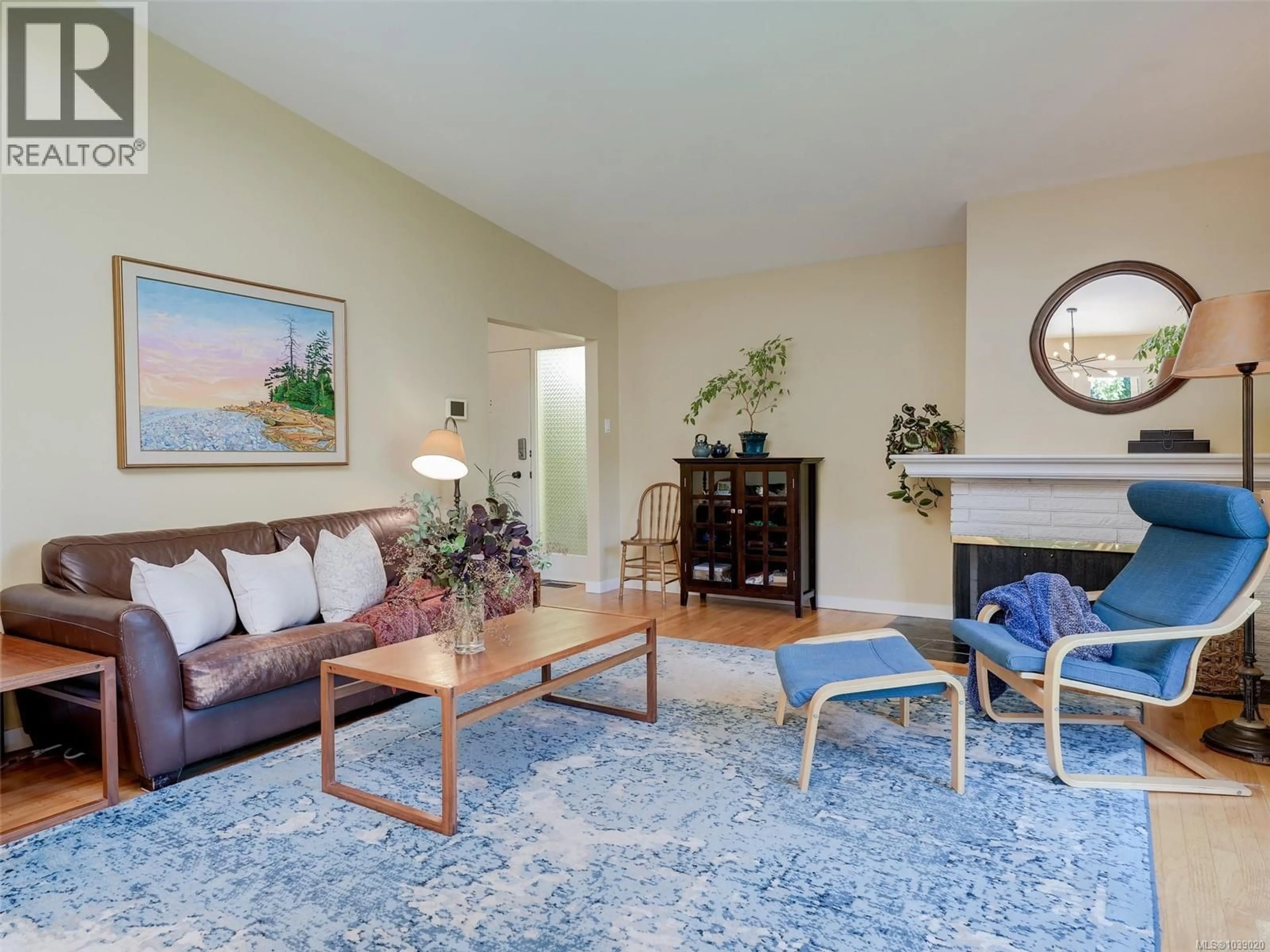 Living room with furniture, unknown for 4016 OBERLIN PLACE, Saanich British Columbia V8N3R5