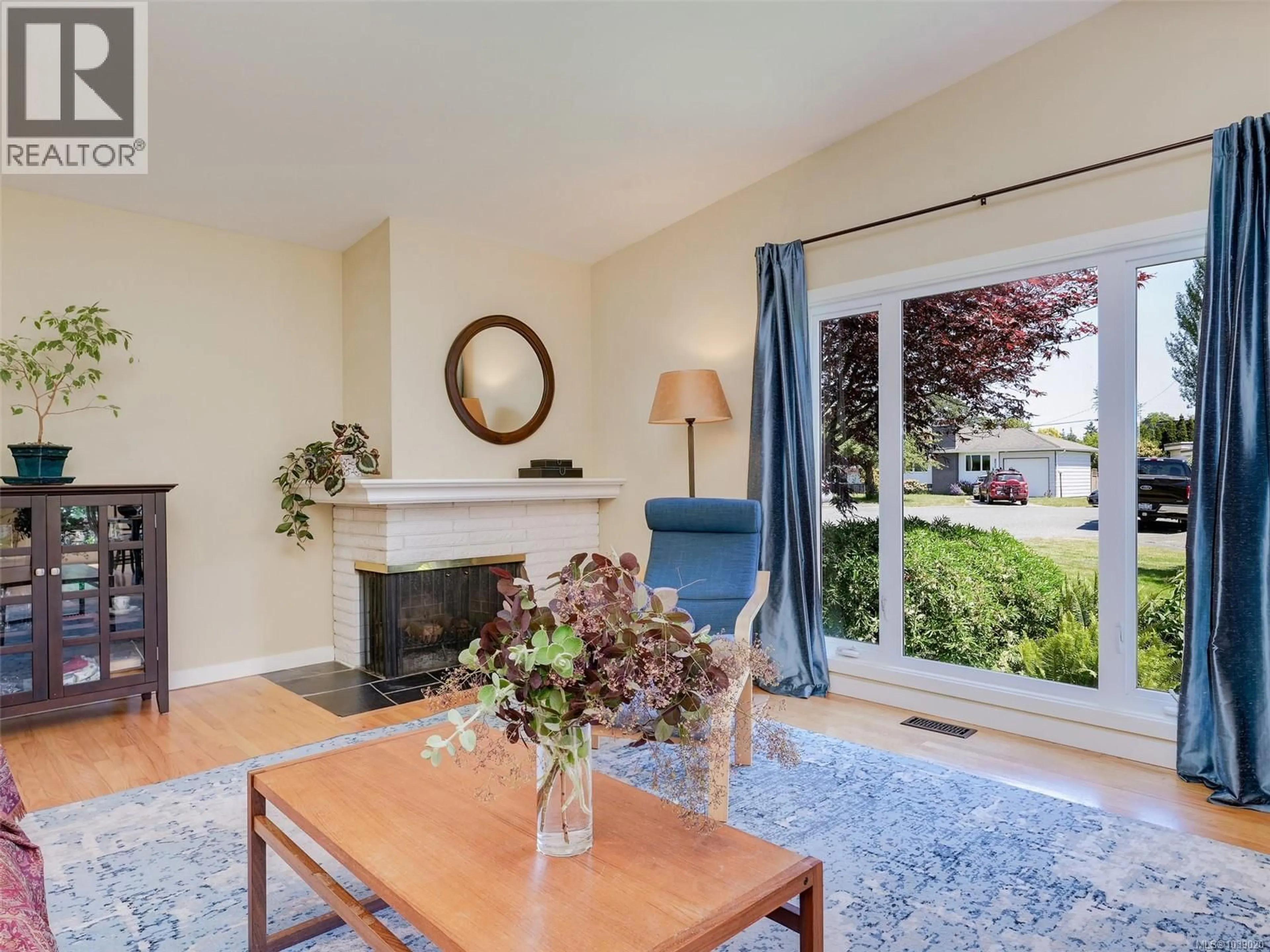 Living room with furniture, unknown for 4016 OBERLIN PLACE, Saanich British Columbia V8N3R5