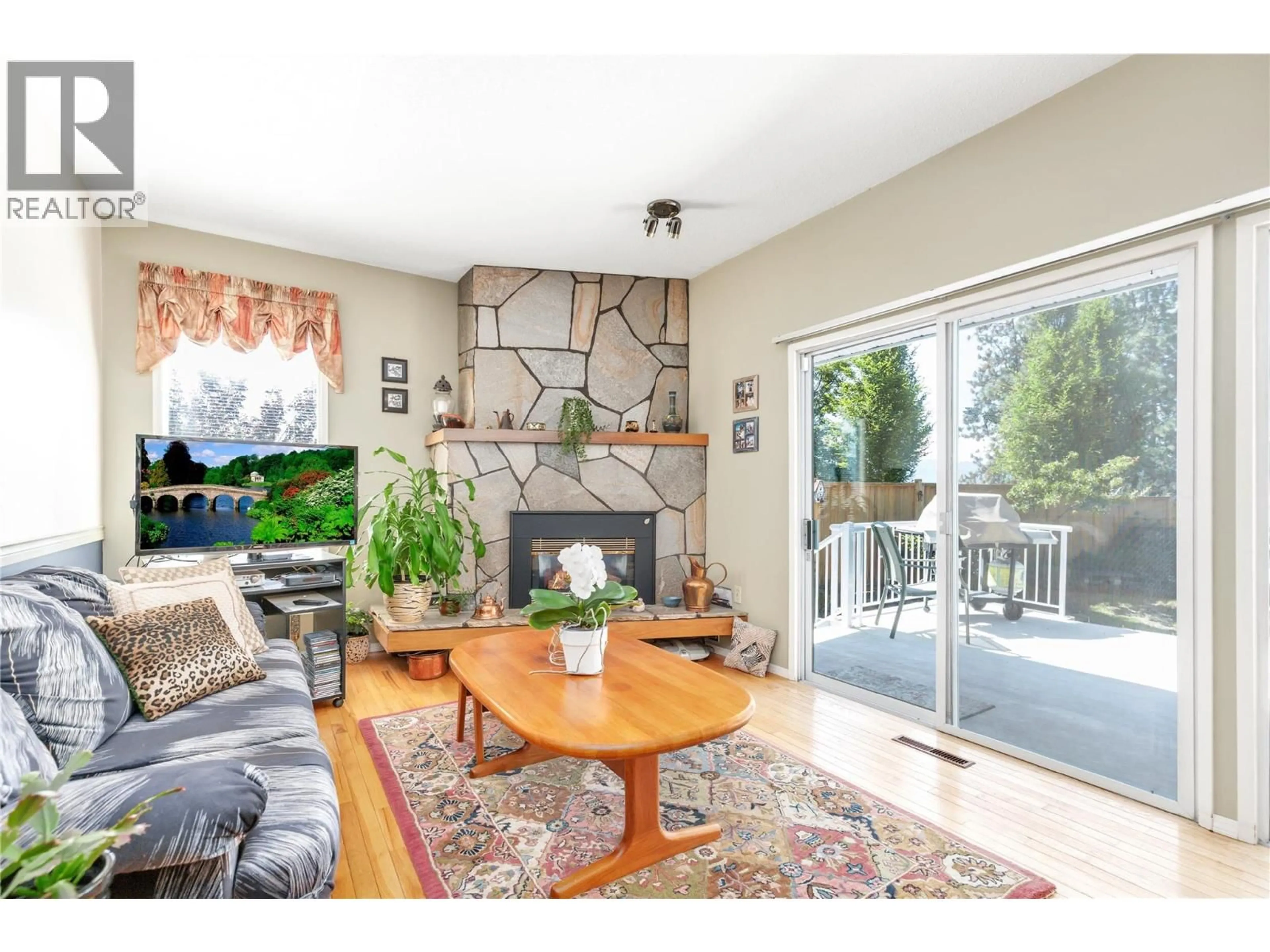 Living room with furniture, unknown for 20 ALAMEDA COURT, Kelowna British Columbia V1V1C7