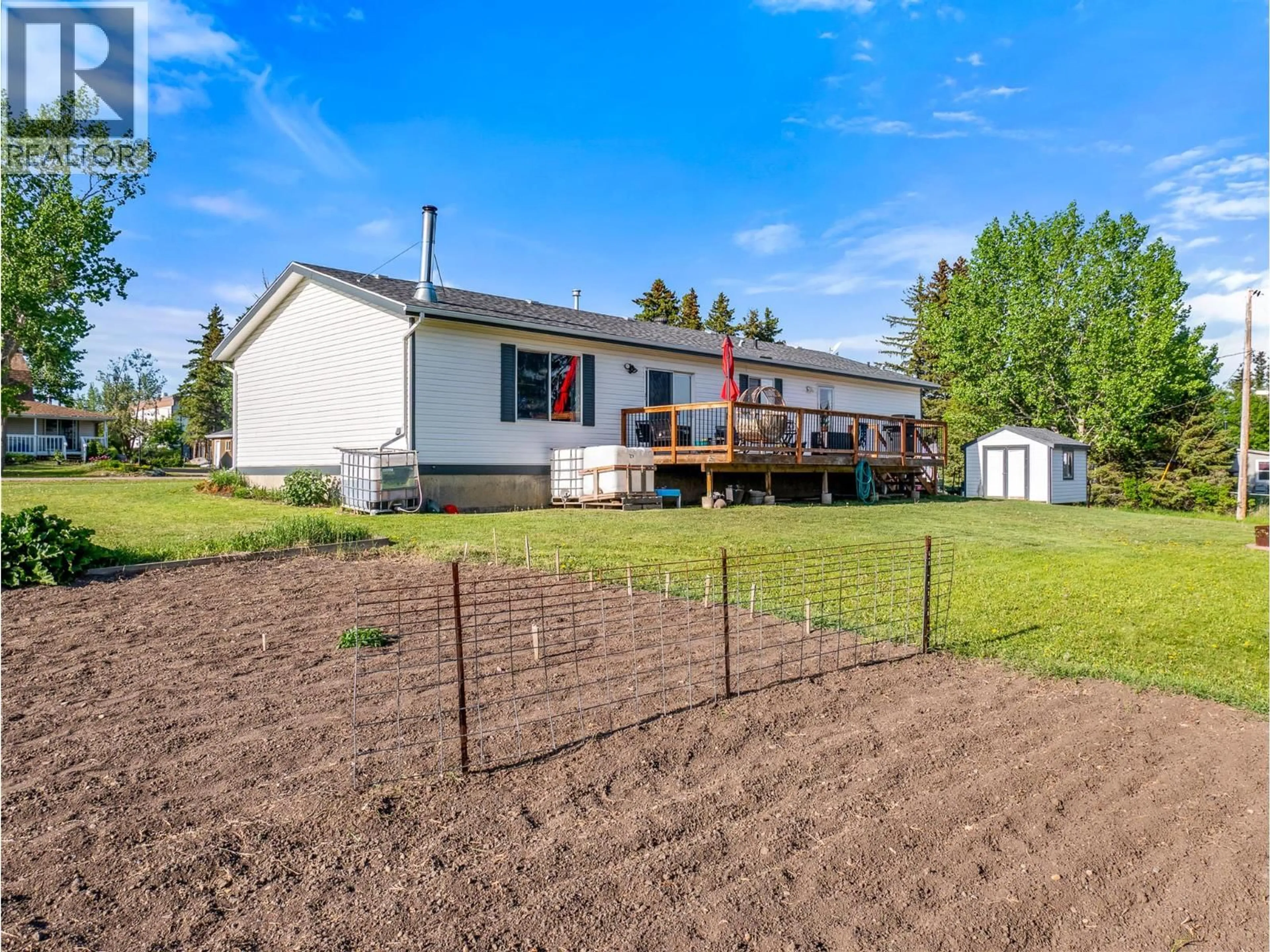 A pic from outside/outdoor area/front of a property/back of a property/a pic from drone, building for 633 404 AVENUE, Rolla British Columbia V0C2G0