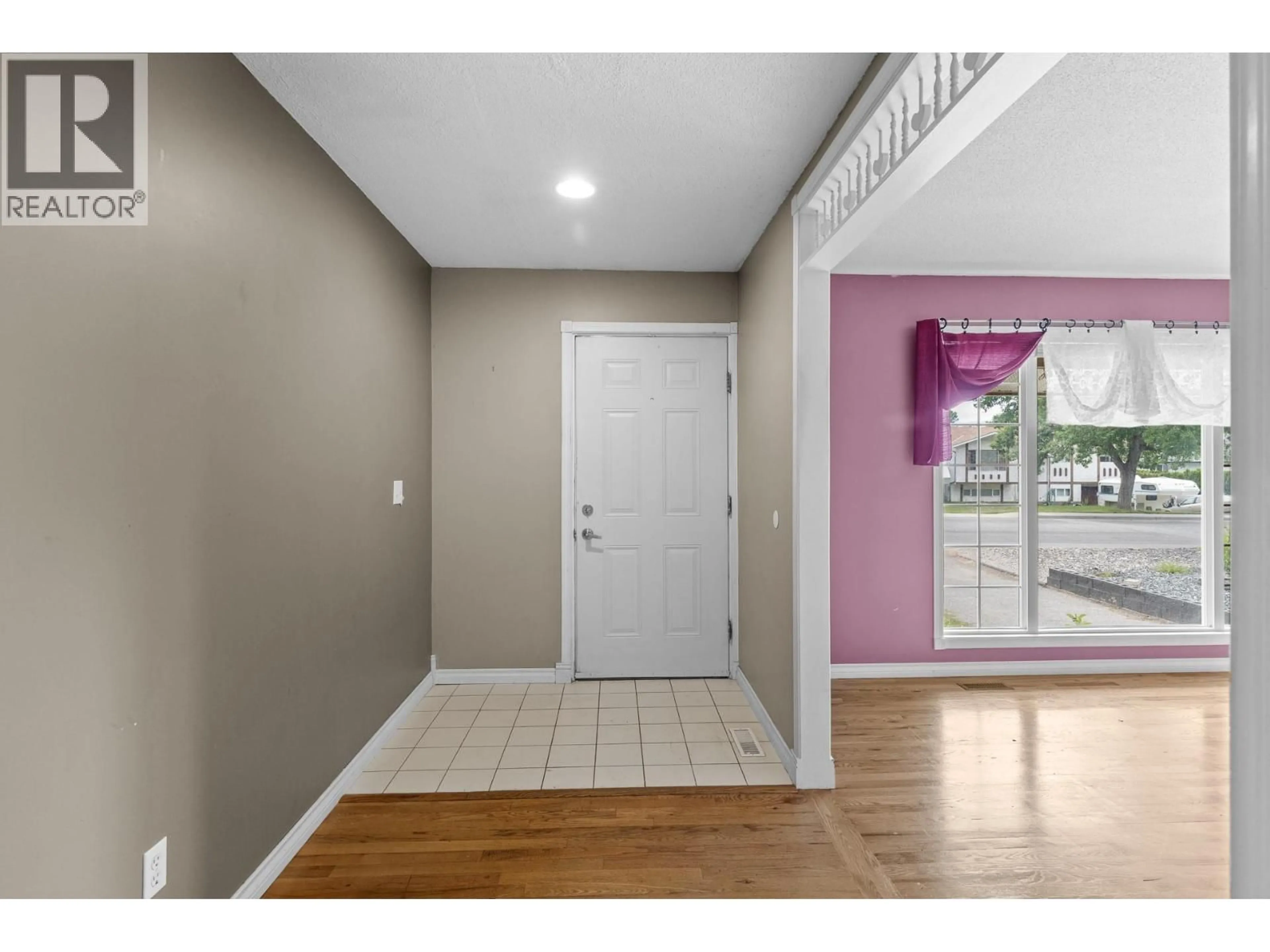 Indoor entryway for 975 NEPTUNE ROAD, Kelowna British Columbia V1X3E4