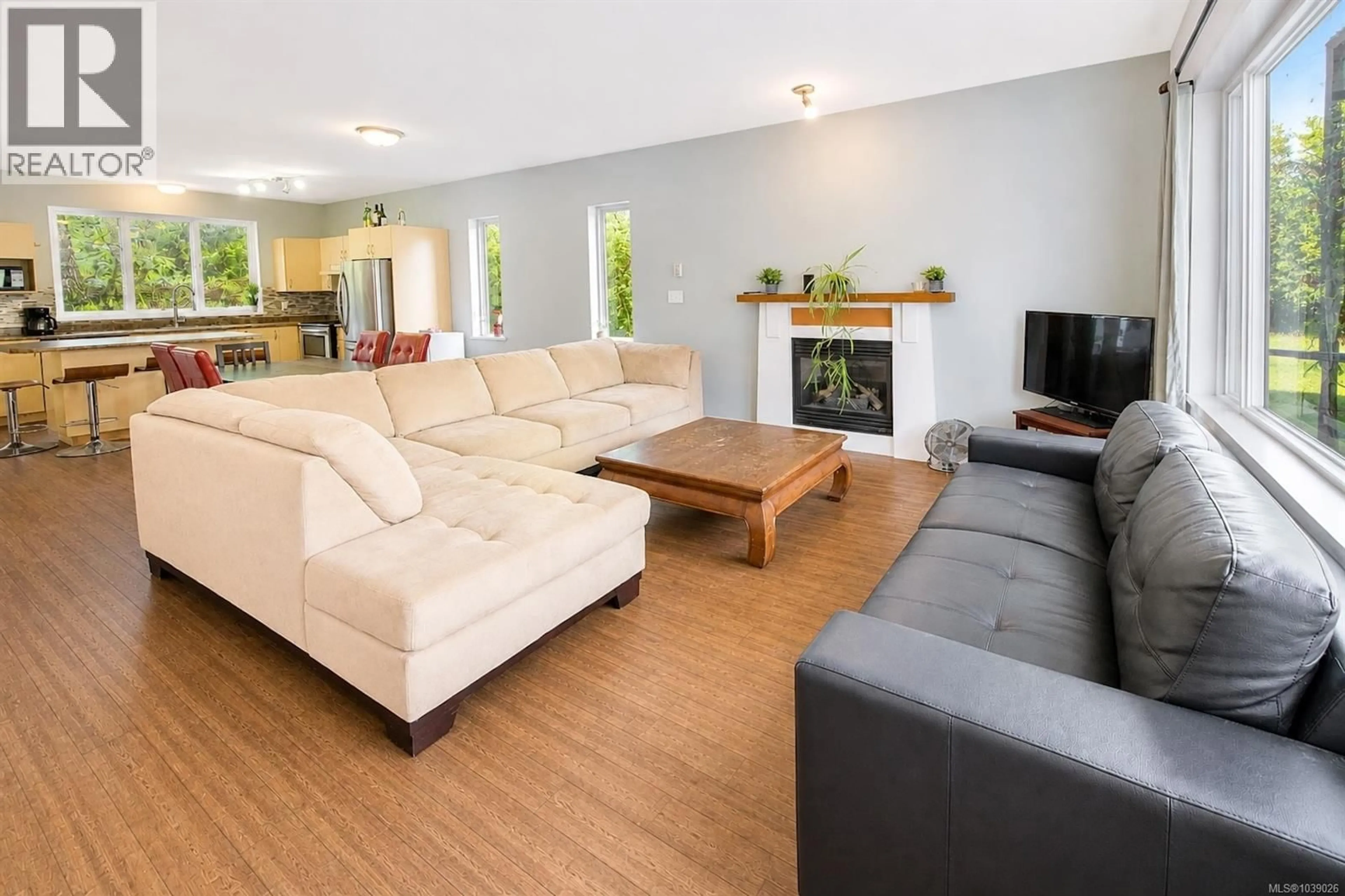 Living room with furniture, wood/laminate floor for 645 SHORE PINE CRESCENT, Tofino British Columbia V0R2Z0