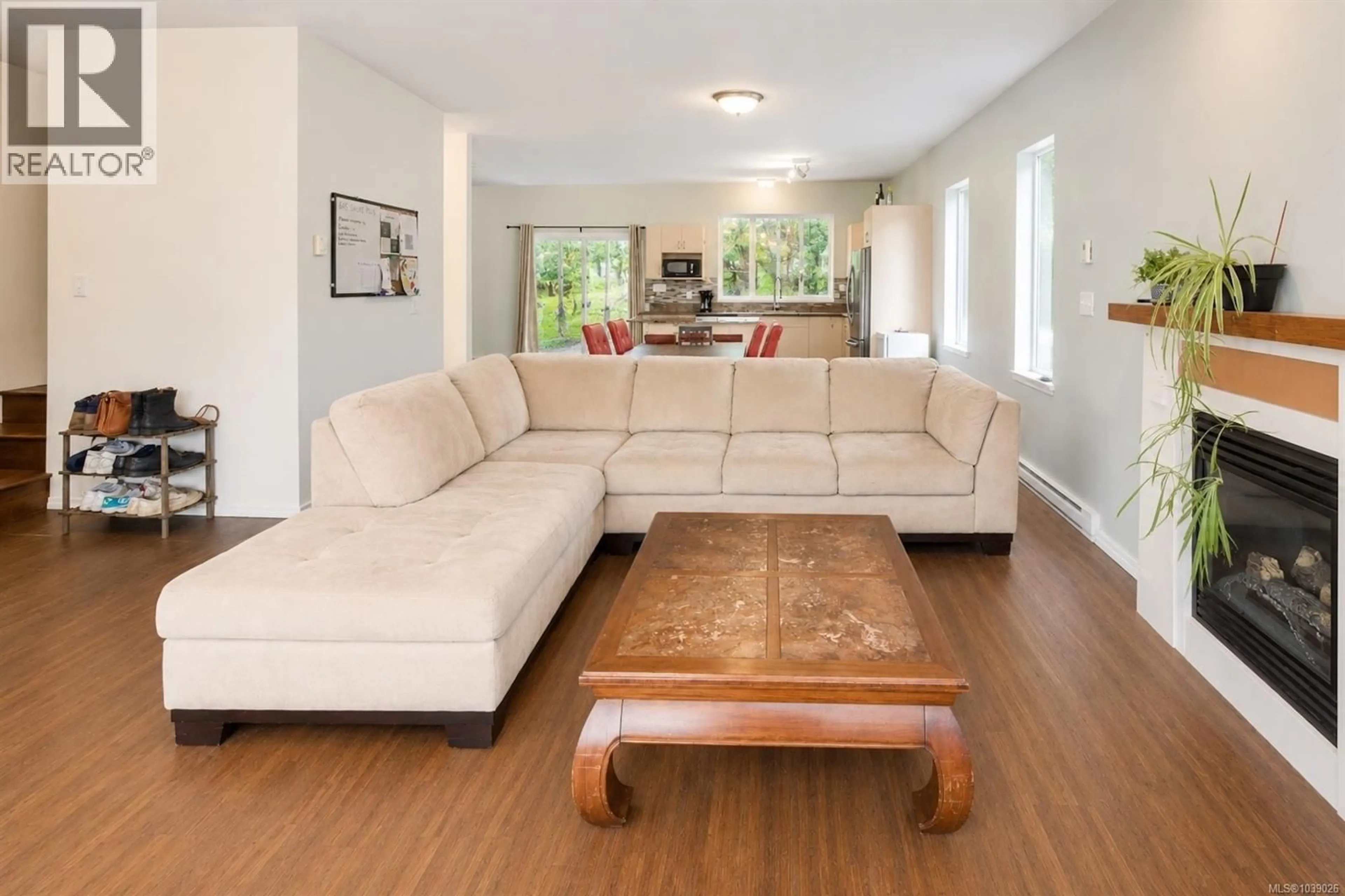 Living room with furniture, unknown for 645 SHORE PINE CRESCENT, Tofino British Columbia V0R2Z0