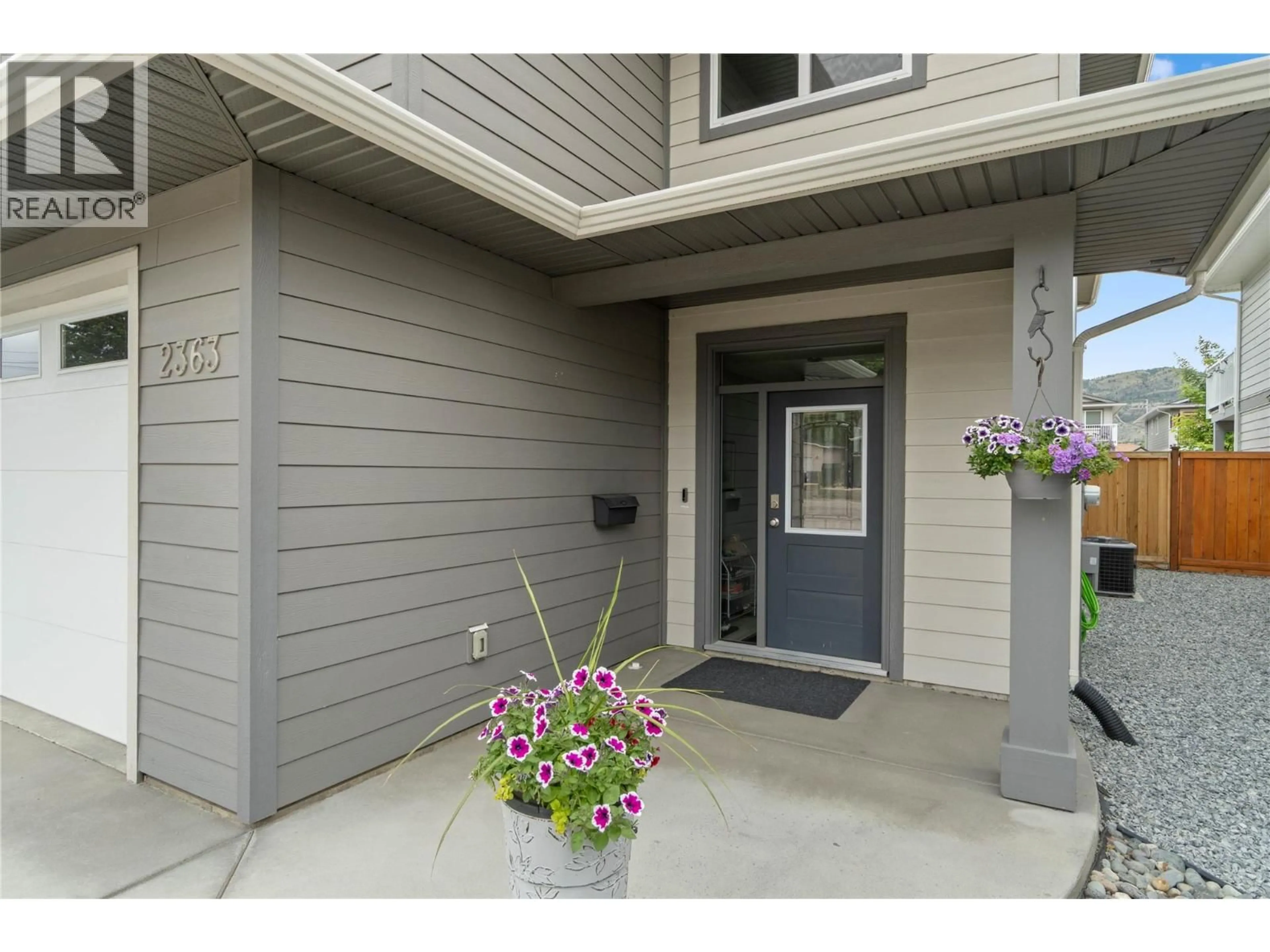 Indoor entryway for 2363 PARKCREST AVENUE, Kamloops British Columbia V2B4Y2