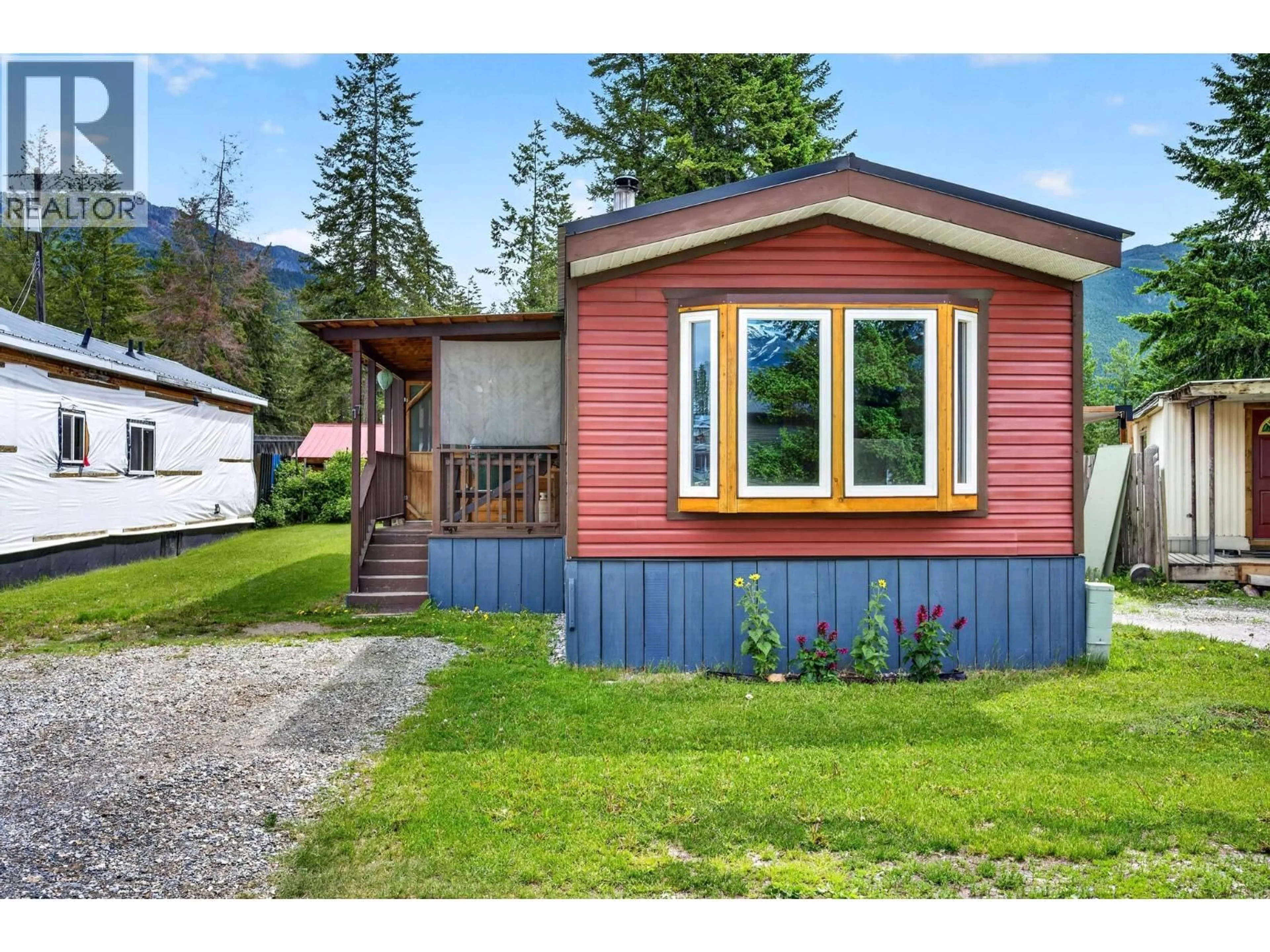 Home with vinyl exterior material, street for 17 - 1422 GOLDEN VIEW ROAD, Golden British Columbia V0A1H1
