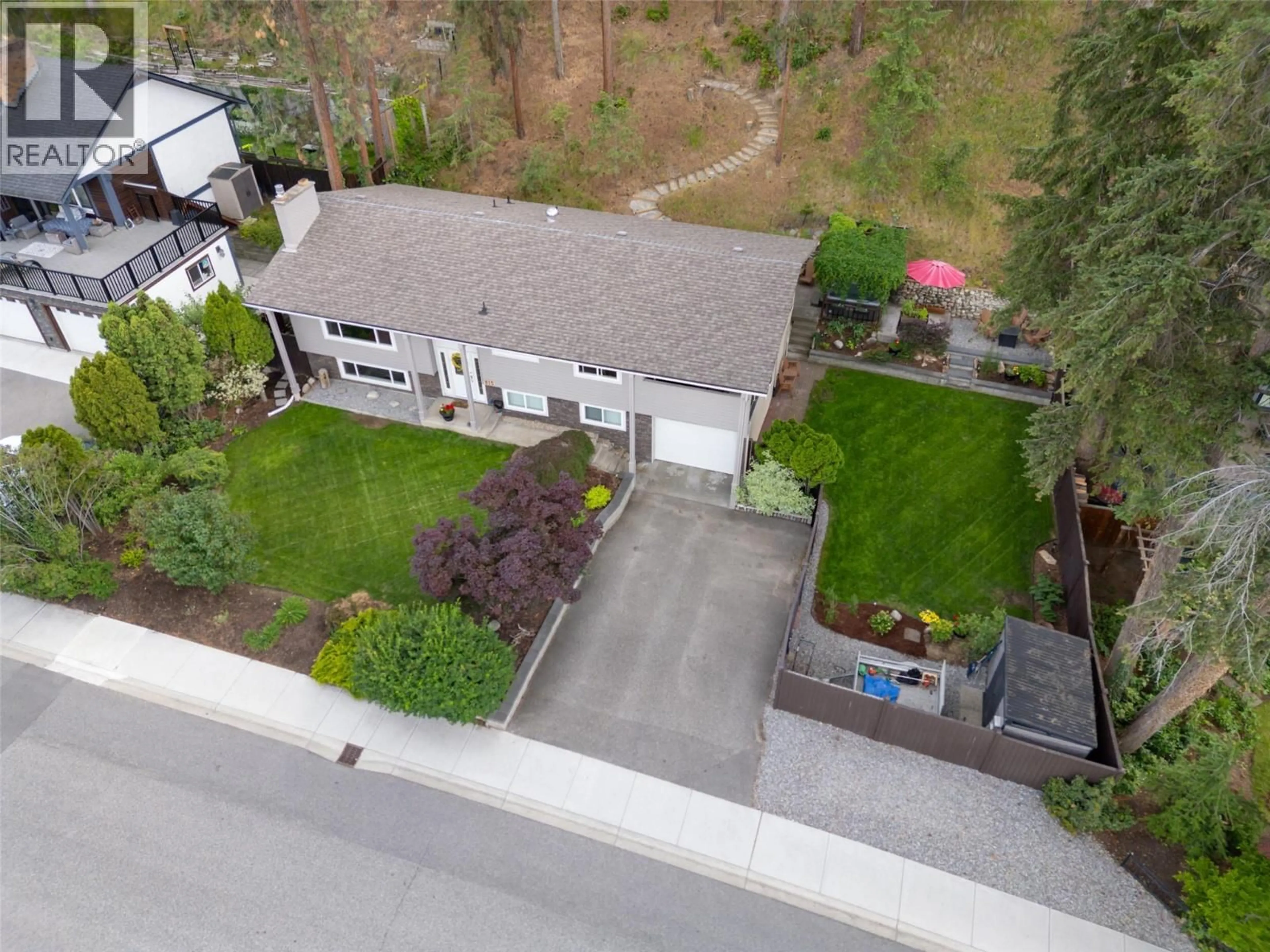 A pic from outside/outdoor area/front of a property/back of a property/a pic from drone, street for 815 STEELE ROAD, Kelowna British Columbia V1W4P1
