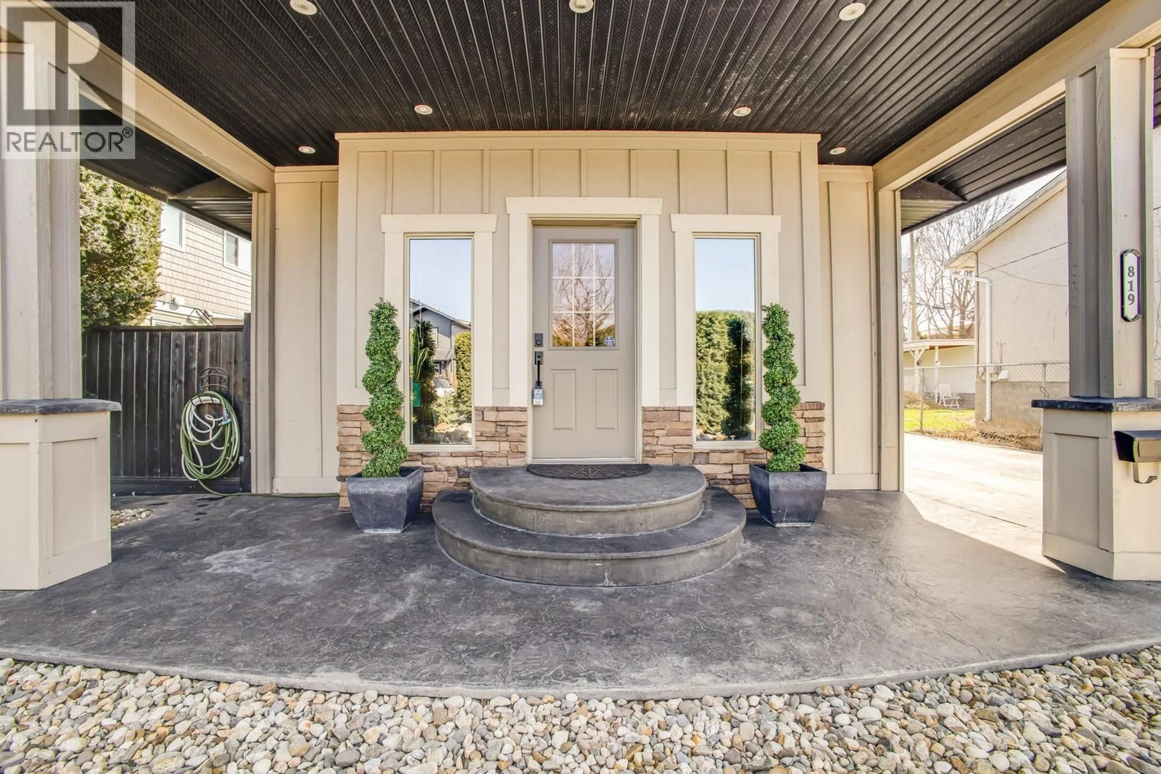 Indoor entryway for 819 CADDER AVENUE, Kelowna British Columbia V1Y5N7