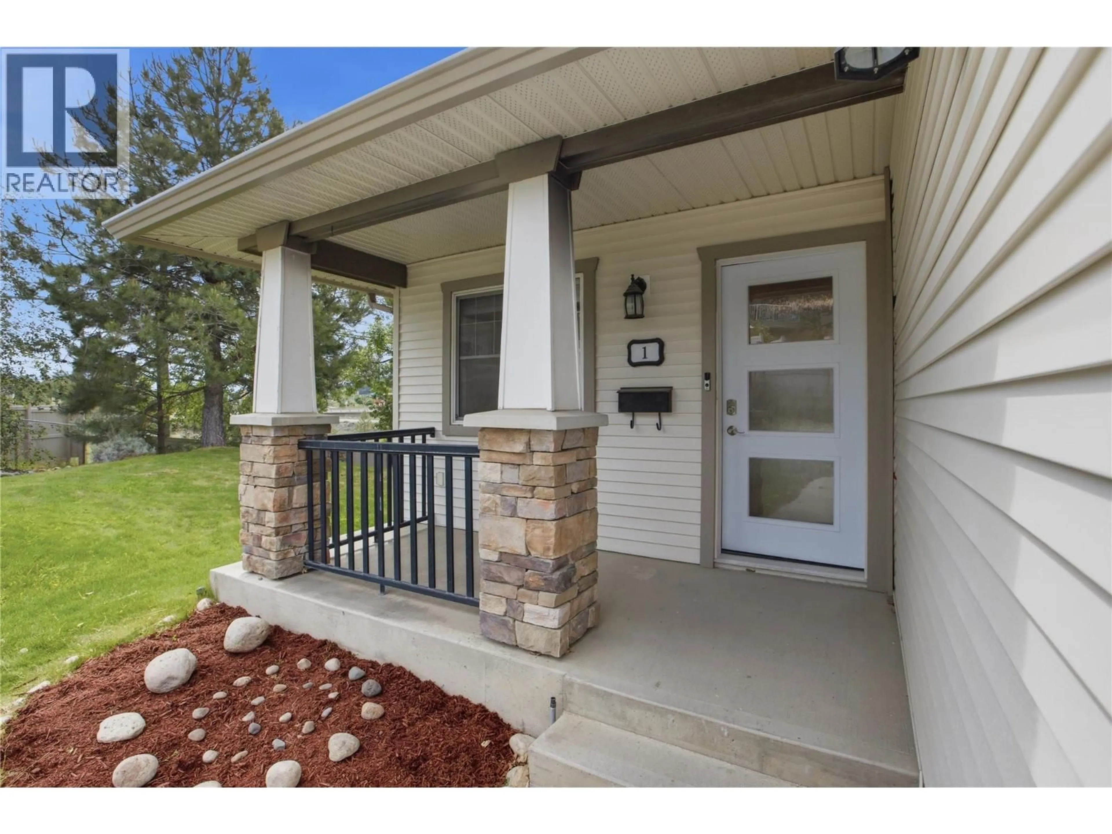 Indoor entryway for 1 - 1940 HILLSIDE DRIVE, Kamloops British Columbia V2E2T3