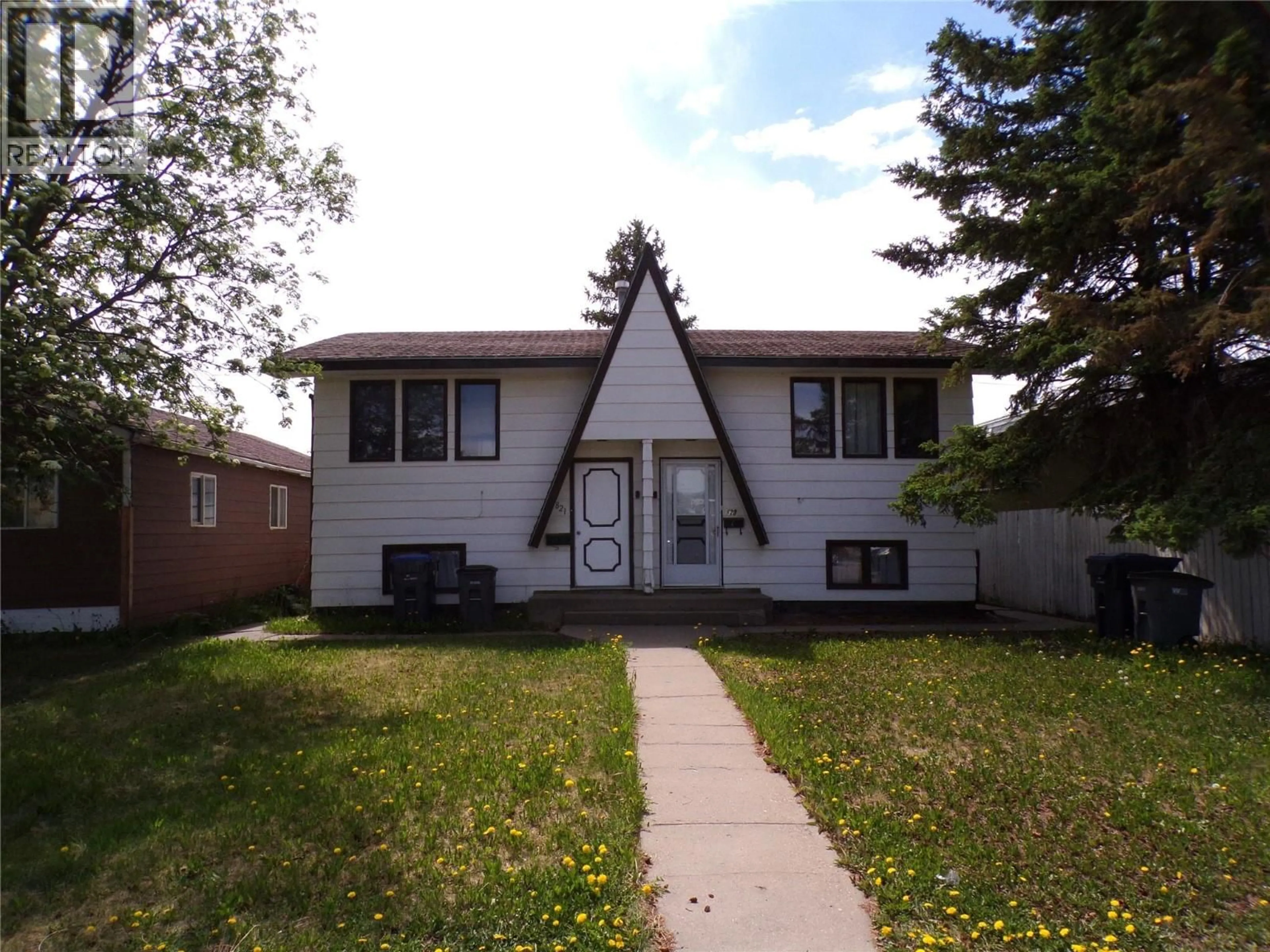 Home with vinyl exterior material, street for 821/823 105 AVENUE, Dawson Creek British Columbia V1G2K8