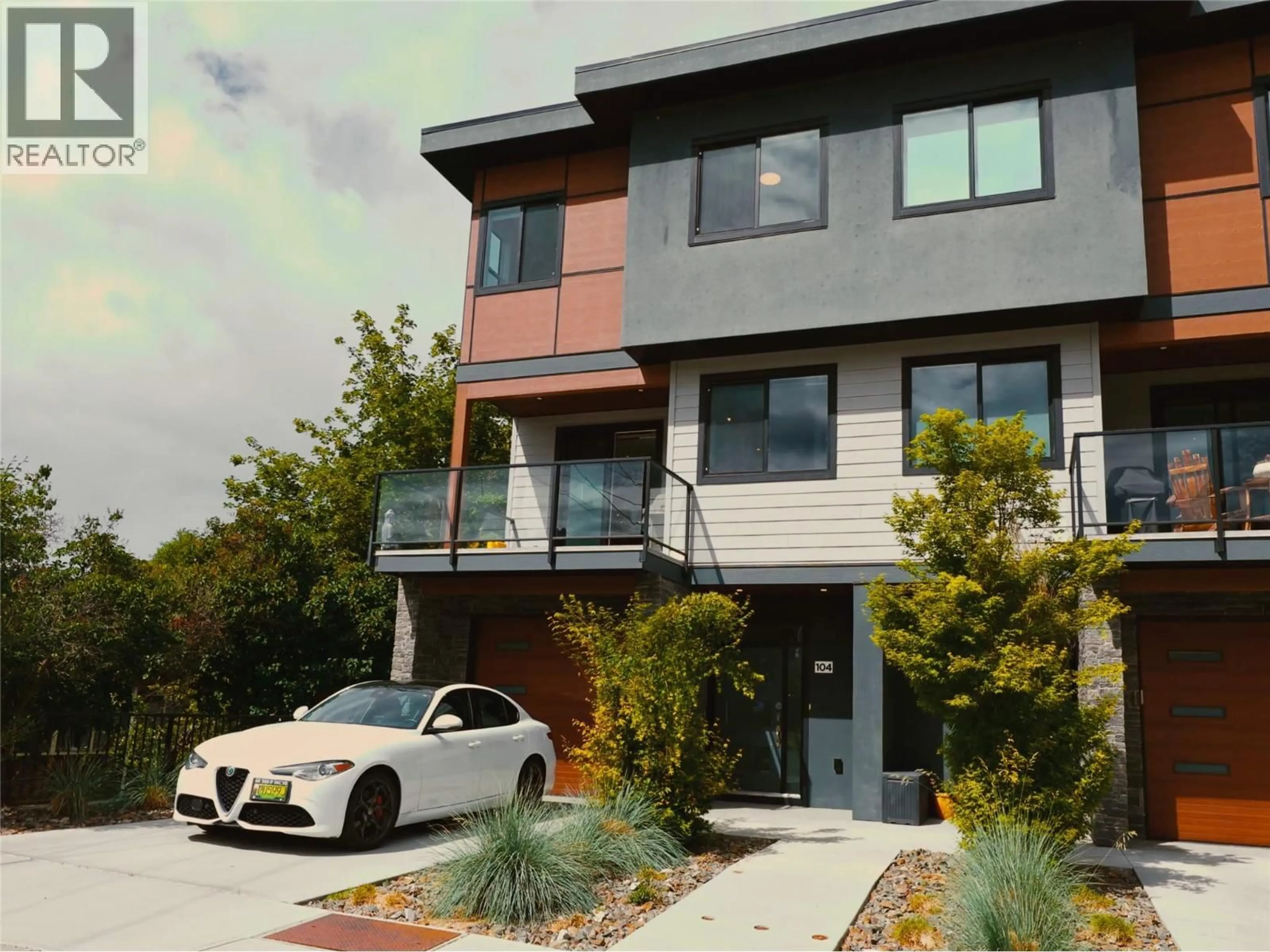 Home with vinyl exterior material, street for 104 - 190 VANCOUVER AVENUE, Penticton British Columbia V2A1A2