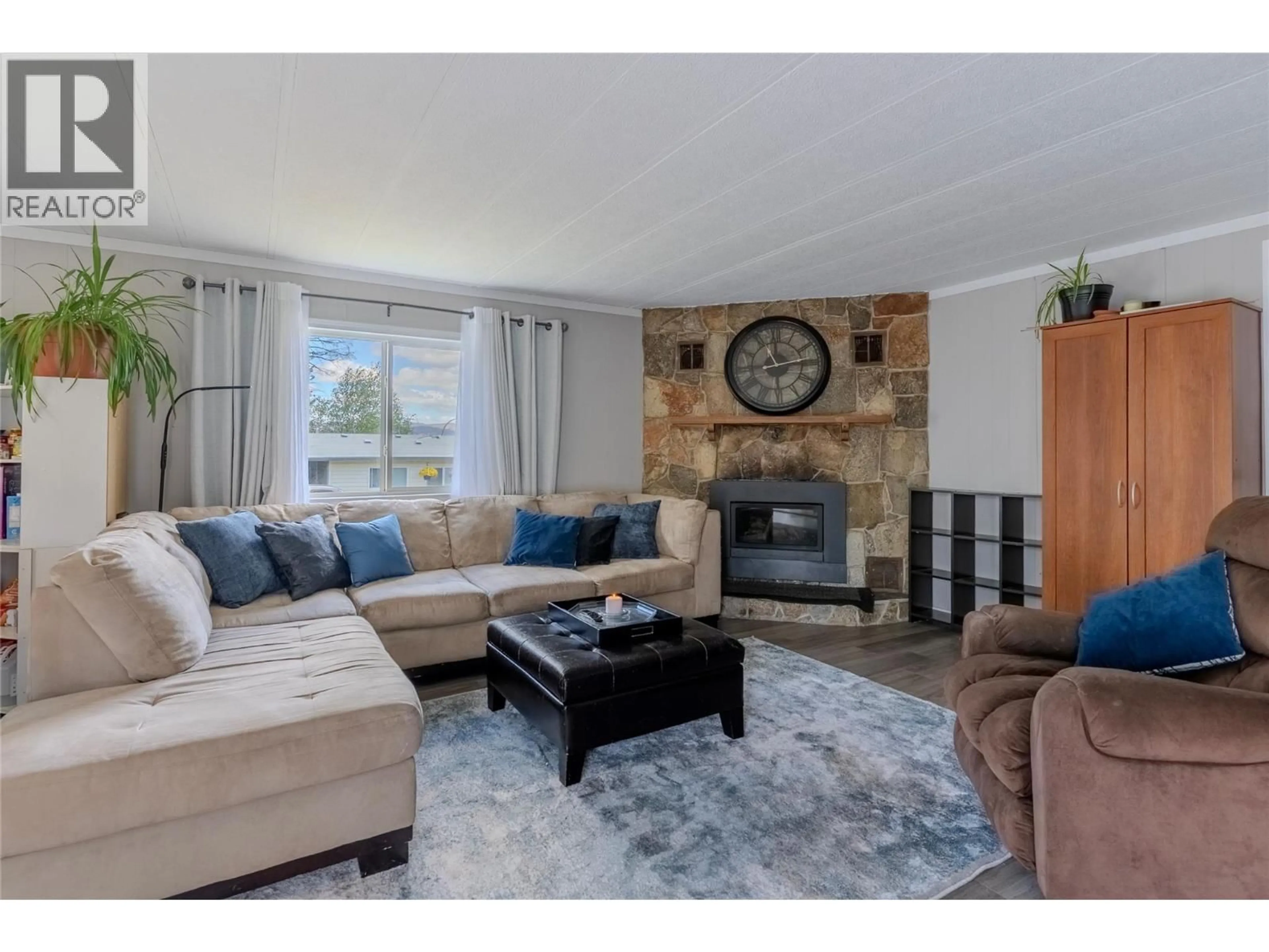Living room with furniture, unknown for 392 GRANITE DRIVE, Logan Lake British Columbia V0K1W0